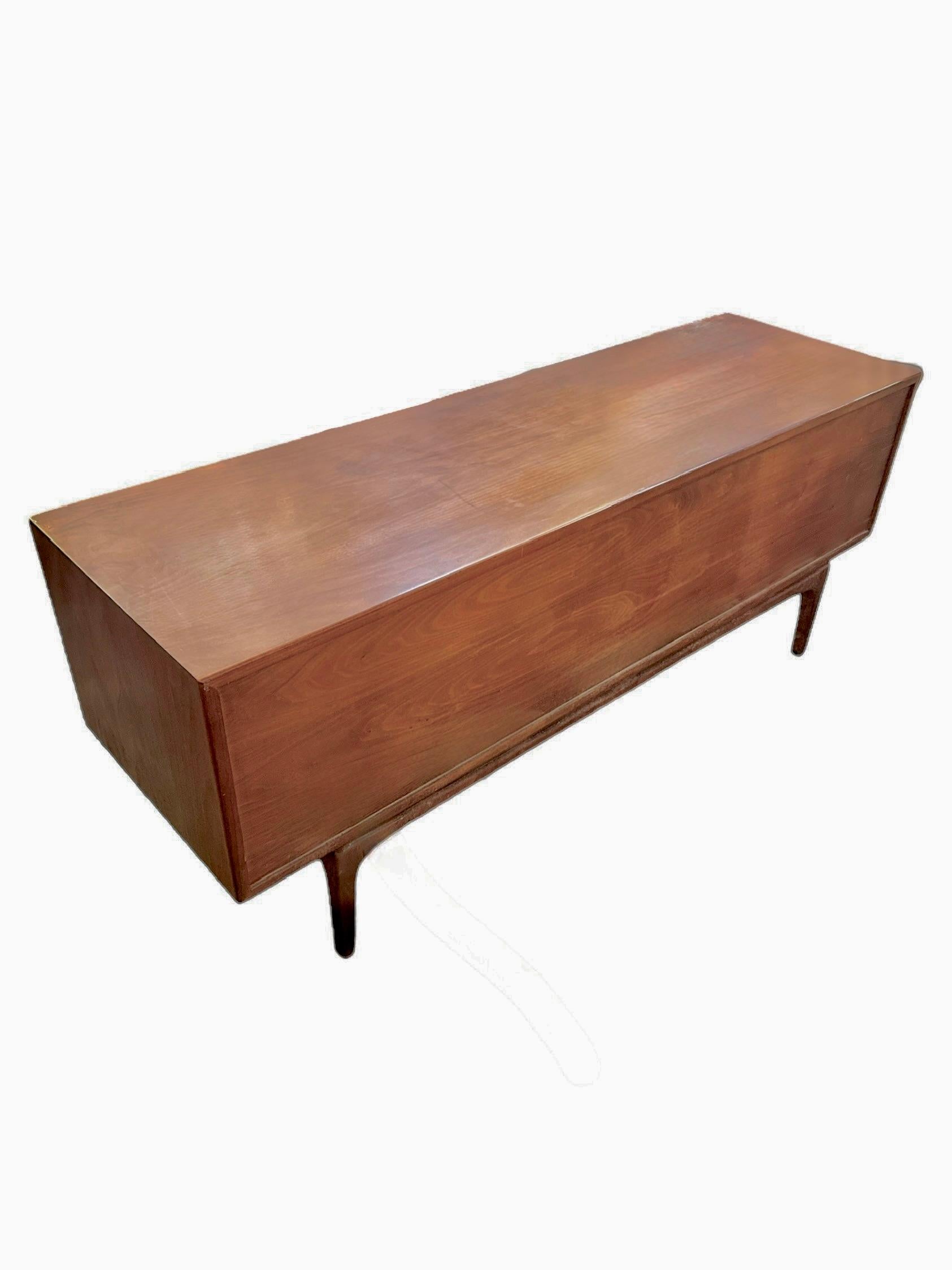 Wonderful Motif Series Mid-Century Credenza by Thomasville In Good Condition For Sale In Pasadena, CA
