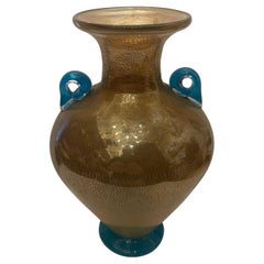 Maravilloso jarrón grande de cristal artístico de Murano con asas iridiscentes de escamas doradas y acentos azules