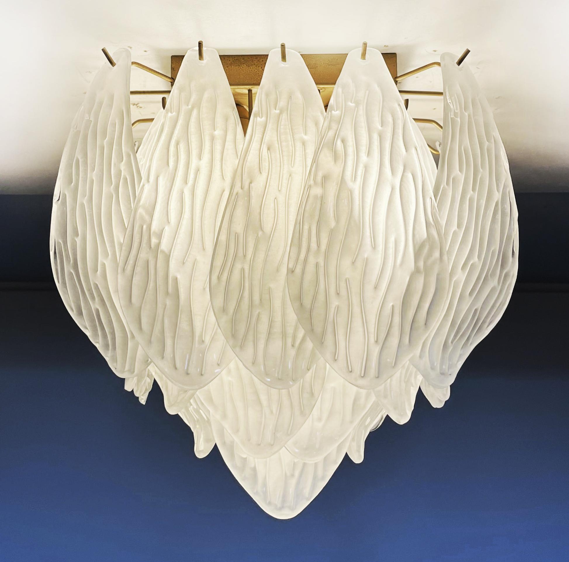 Meravigliosa lampada da soffitto di Murano - foglie di vetro smerigliato intagliato in vendita 1