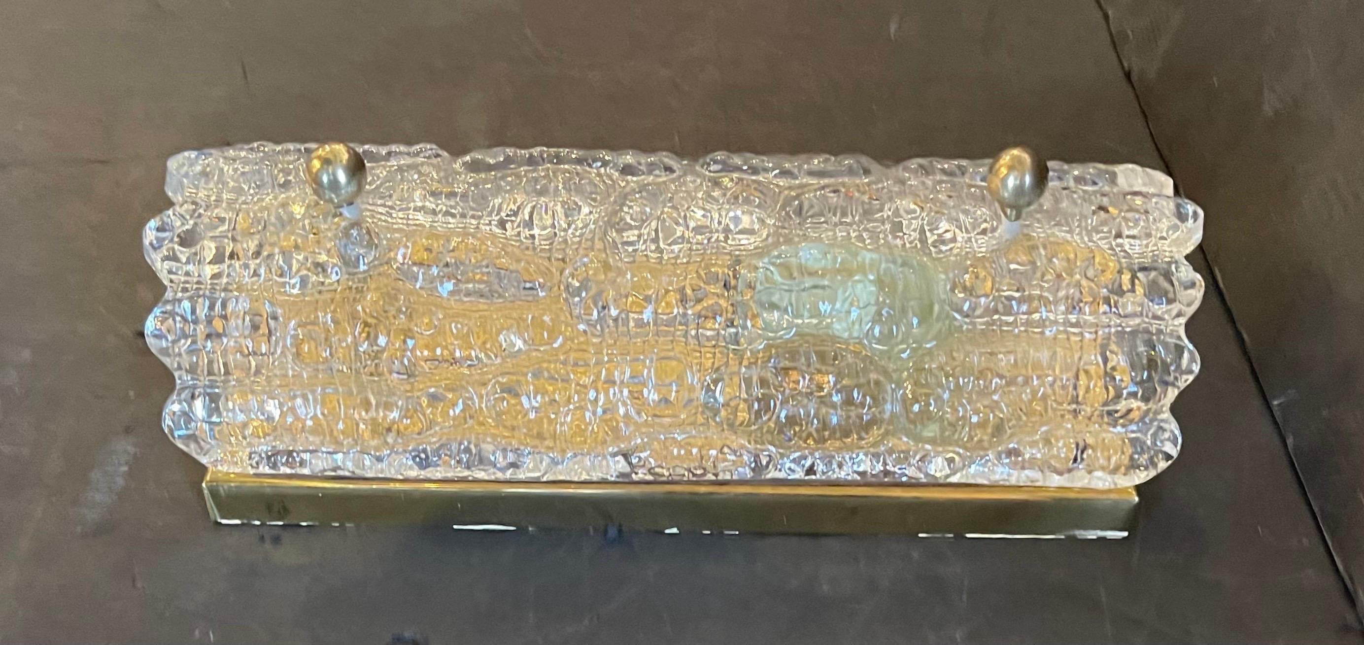 Merveilleuse applique simple en verre d'art clair de Murano et en laiton poli Carl Fagerlund Bon état - En vente à Roslyn, NY