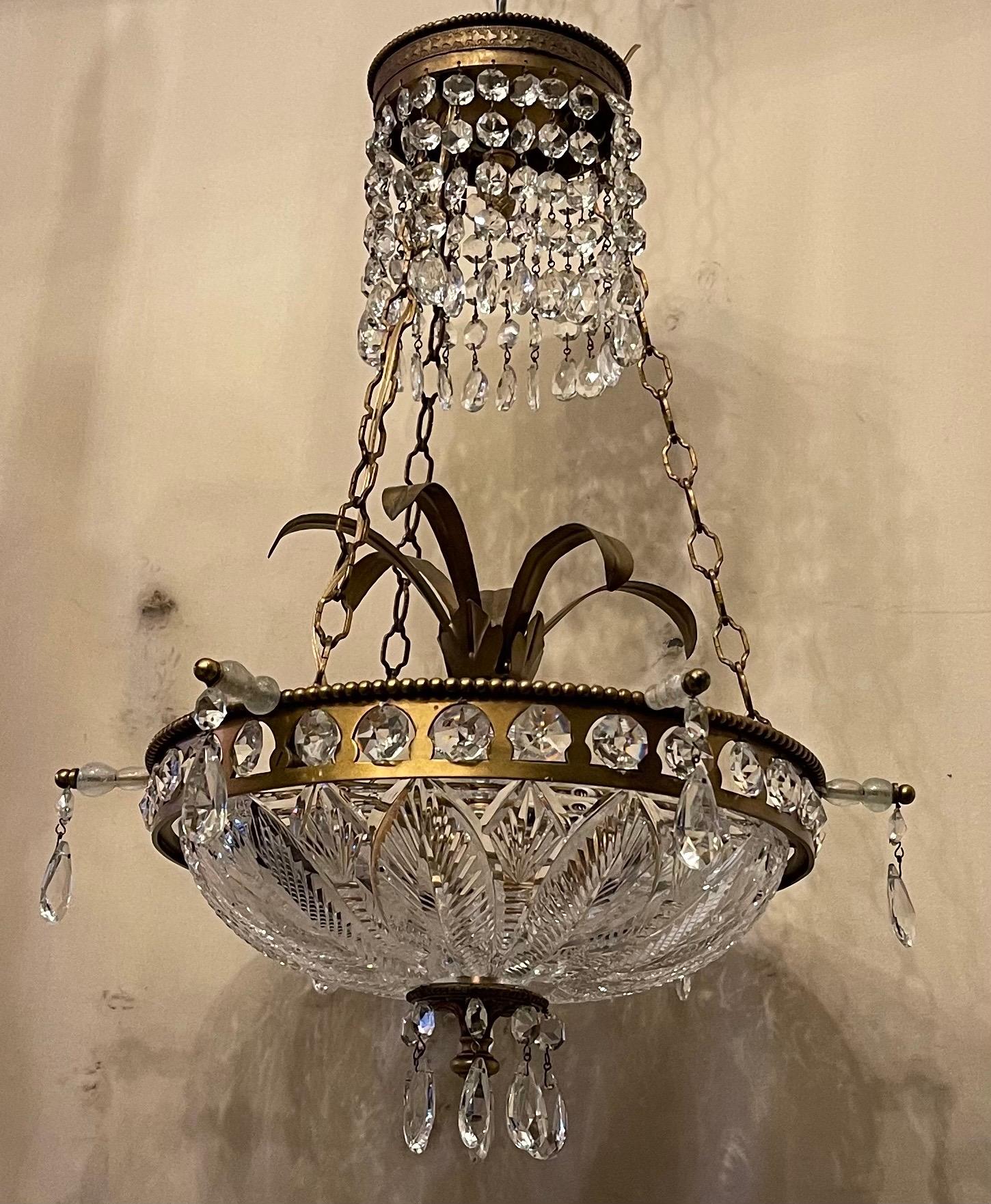 Neoklassizistische, geätzte Schale aus geschliffenem Kristall, Bronze-Kronleuchter, Goldbronze-Leuchte (Französisch) im Angebot