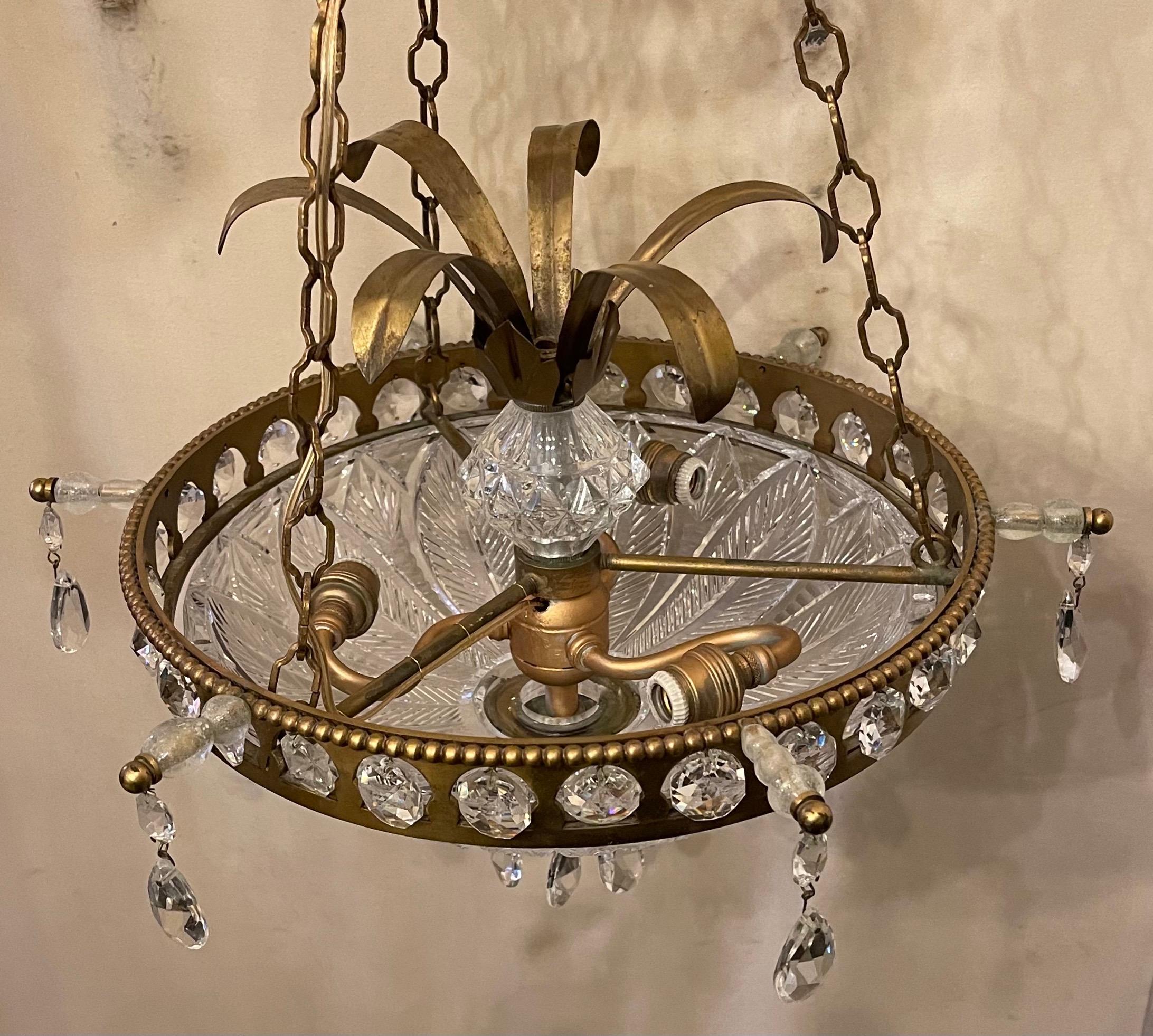 Neoklassizistische, geätzte Schale aus geschliffenem Kristall, Bronze-Kronleuchter, Goldbronze-Leuchte (Facettiert) im Angebot