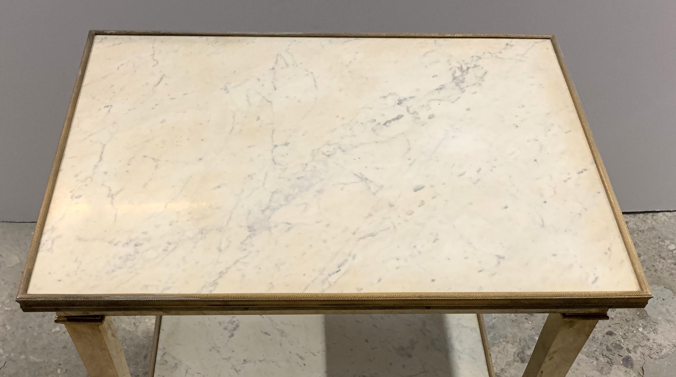 Magnifique guéridon ou table d'appoint néoclassique français en bronze doré et marbre à deux niveaux.
Acheté à Lorin Marsh.