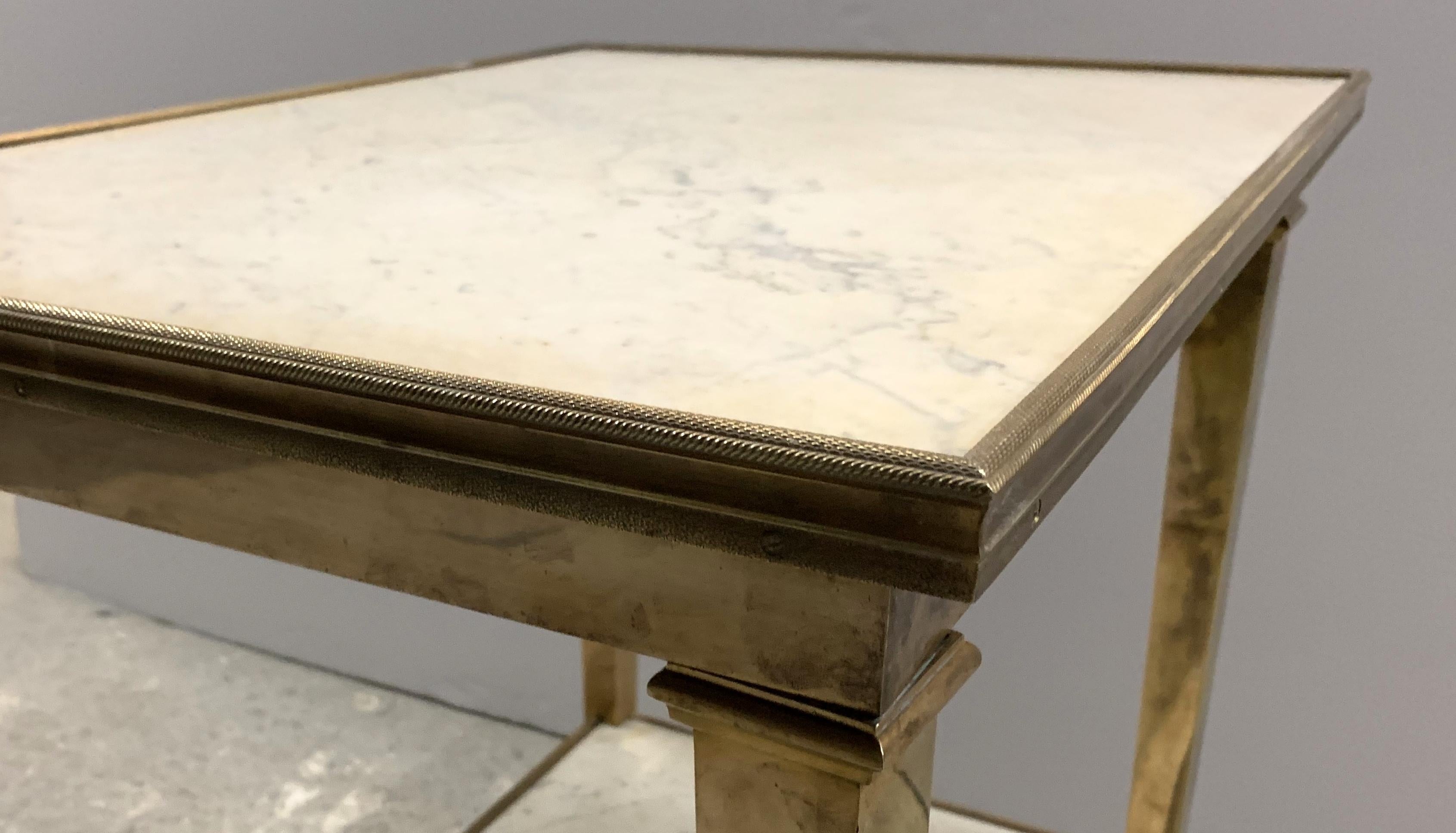 Merveilleuse table d'appoint Guéridon néoclassique française à deux niveaux en bronze doré et marbre en vente 1