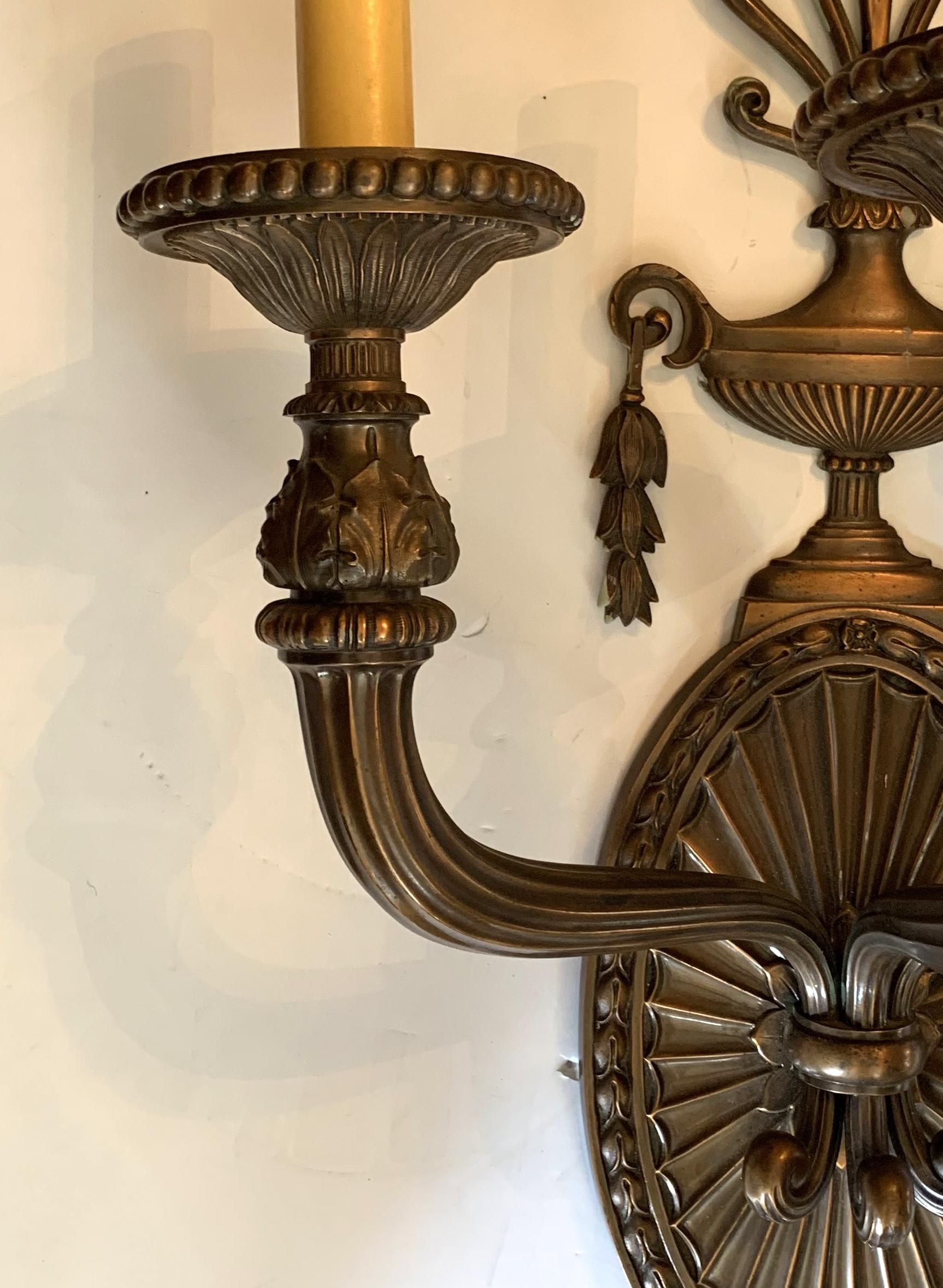 Wunderschöne neoklassizistische große Urne aus patinierter Bronze mit 3 Lichtern, Caldwell-Wandleuchter, Paar (Patiniert) im Angebot