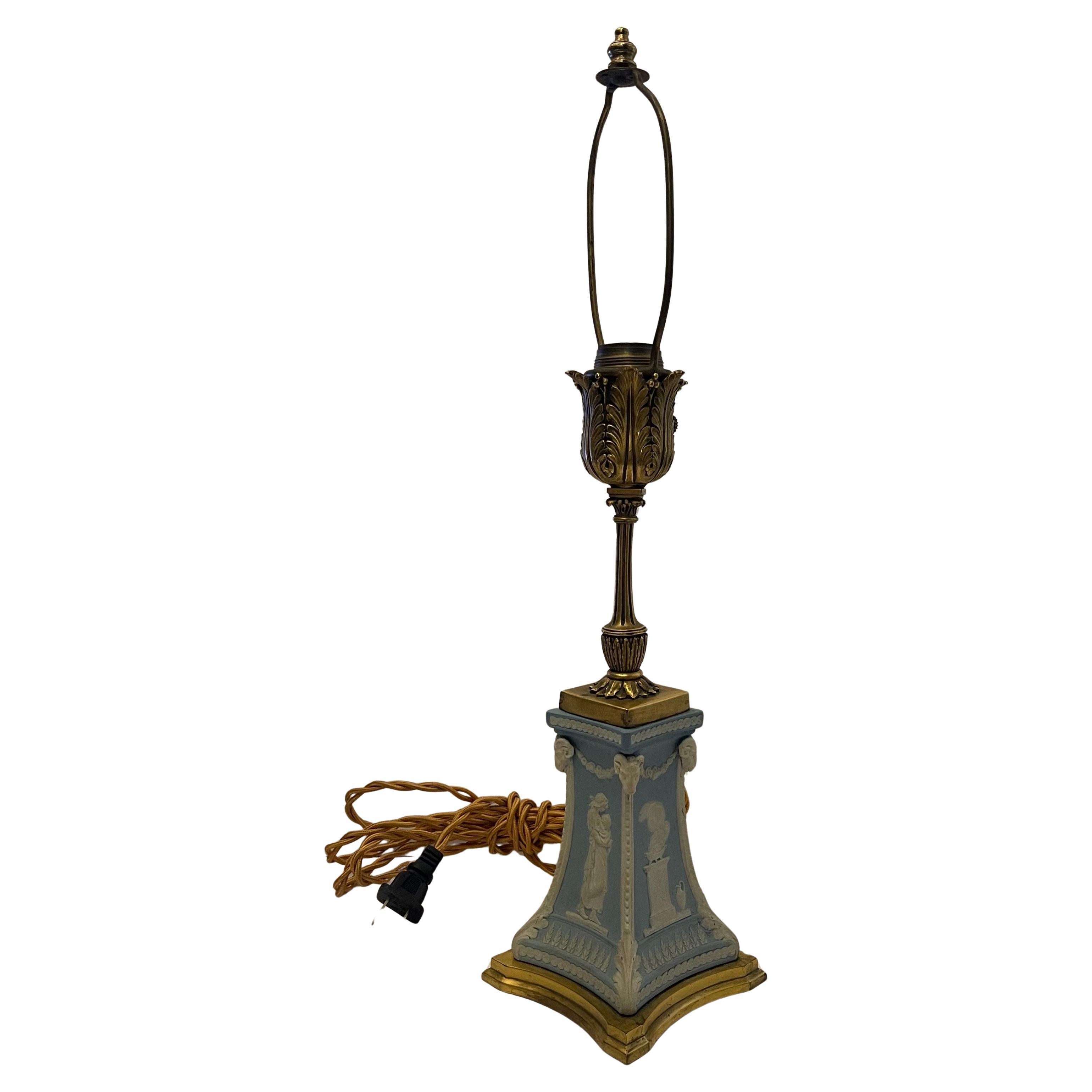 Wunderschöner neoklassischer Wedgwood Jaspis, signiert E. F. A. Caldwell Ormolu Bronze Lampe im Angebot