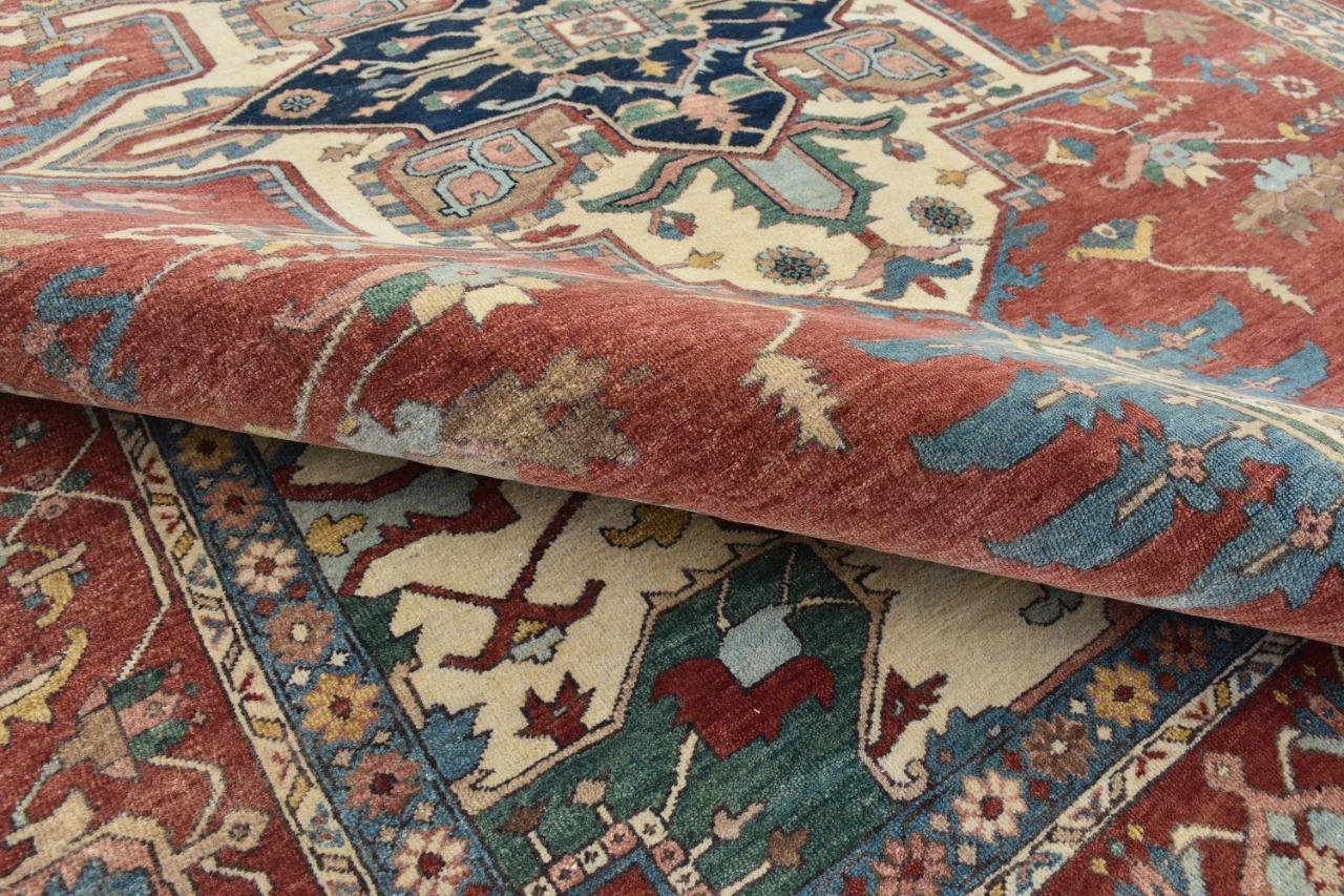 Schöner neuer Teppich mit schönem dekorativen indo-persischen Design und schönen Farben, komplett handgeknüpft mit Wollsamt auf Baumwollbasis.