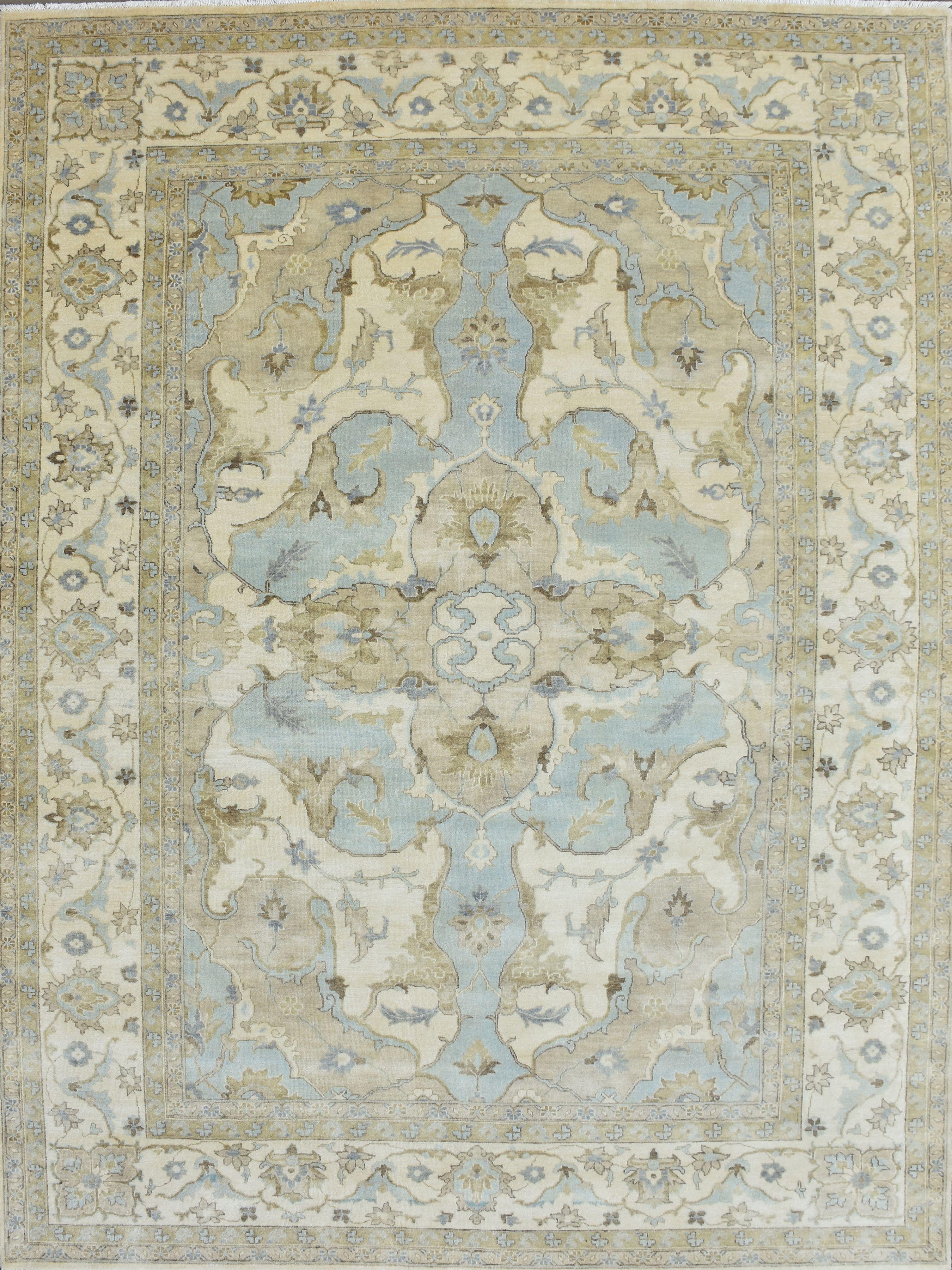 Joli tapis neuf avec un beau design Oushak et de belles couleurs, entièrement noué à la main avec du velours de laine sur une base de coton.