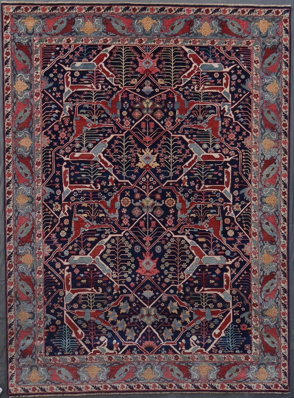Un bel tappeto nuovo con un bel disegno persiano e bei colori, interamente annodato a mano con lana e velluto di seta su una base di cotone.