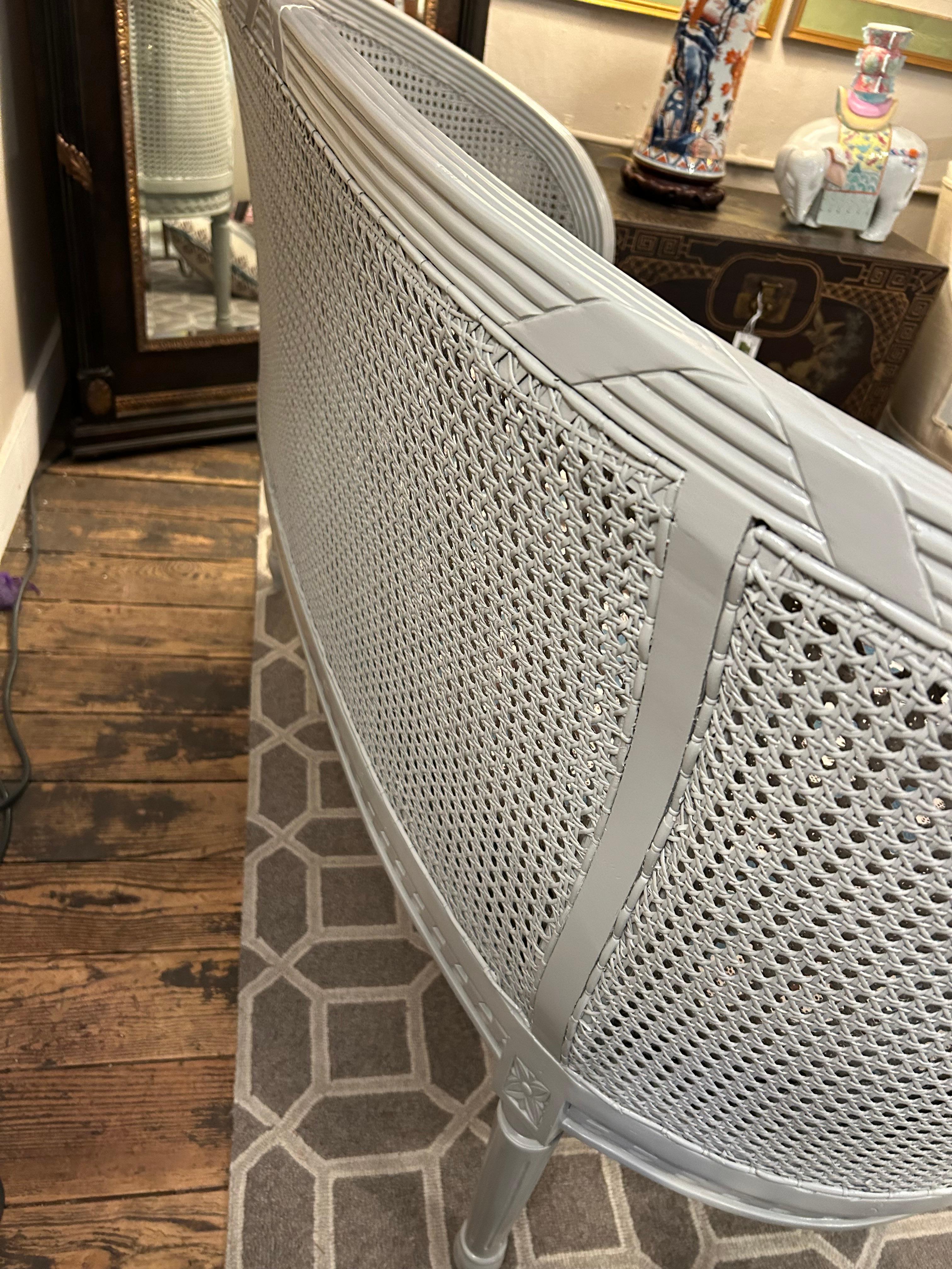 Wunderschöner neu aufgearbeiteter Loveseat mit doppeltem Schilfrohr im Vintage-Stil im Angebot 4