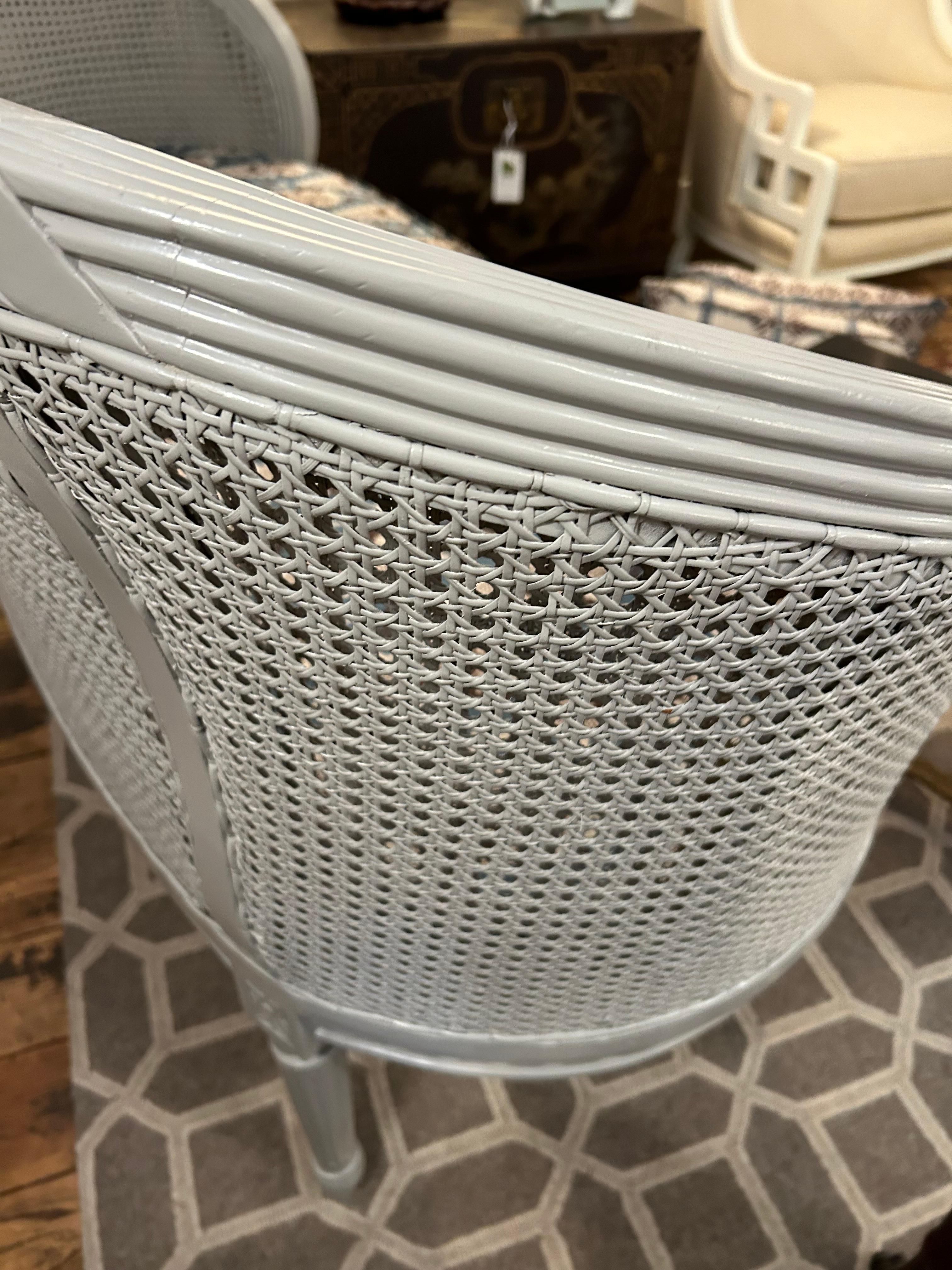 Wunderschöner neu aufgearbeiteter Loveseat mit doppeltem Schilfrohr im Vintage-Stil im Angebot 5