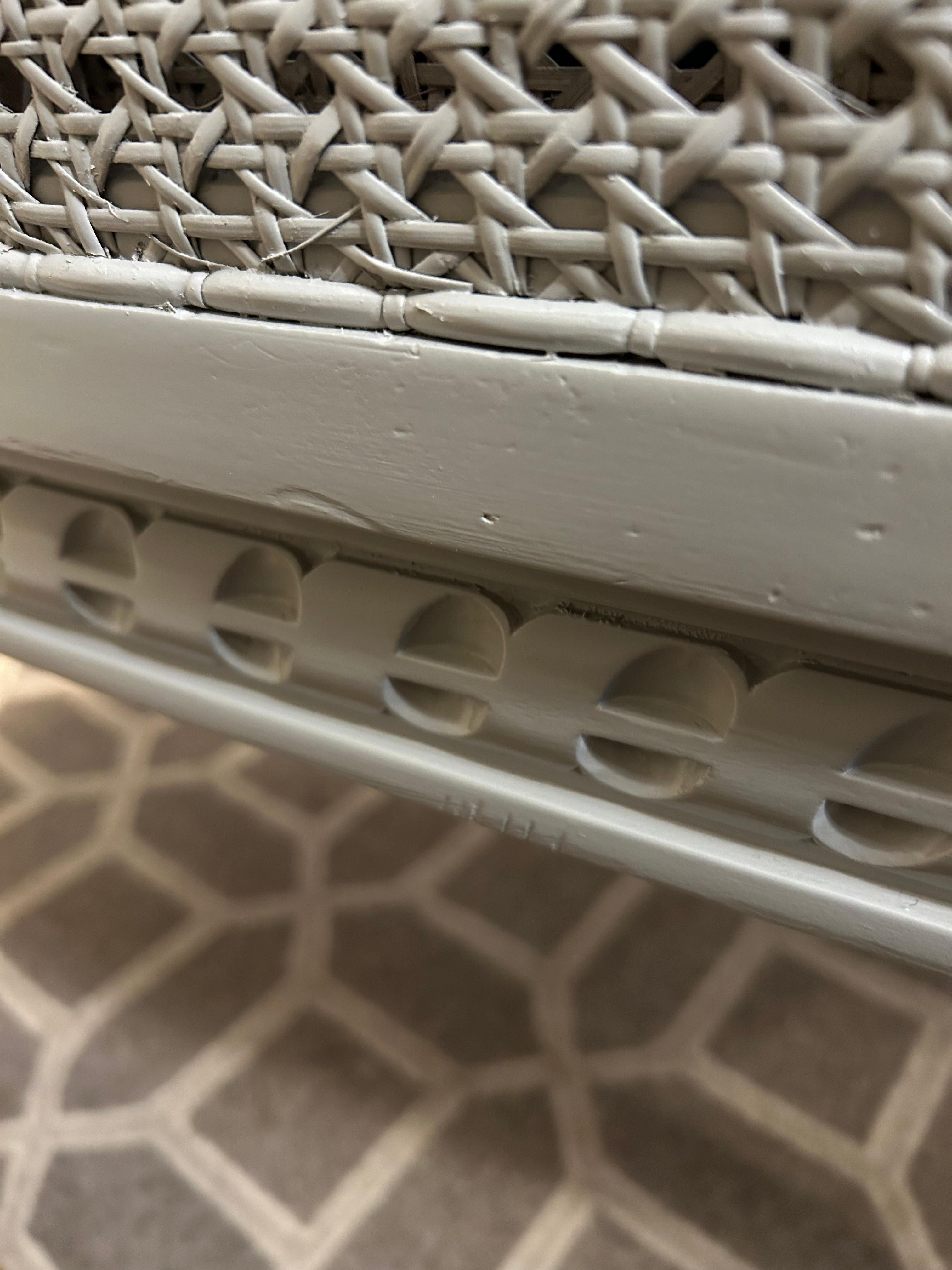 Wunderschöner neu aufgearbeiteter Loveseat mit doppeltem Schilfrohr im Vintage-Stil im Angebot 6