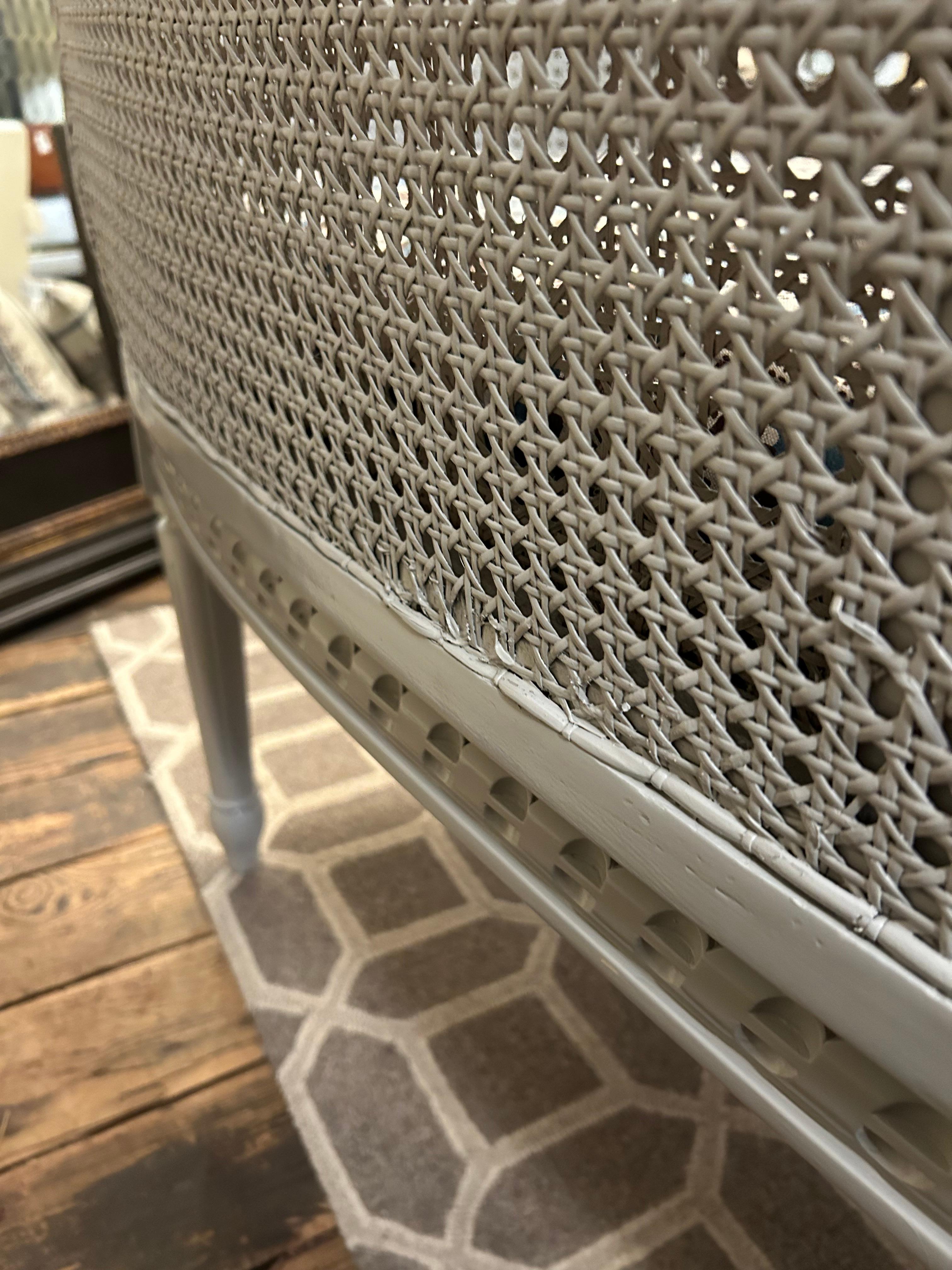 Wunderschöner neu aufgearbeiteter Loveseat mit doppeltem Schilfrohr im Vintage-Stil im Angebot 7
