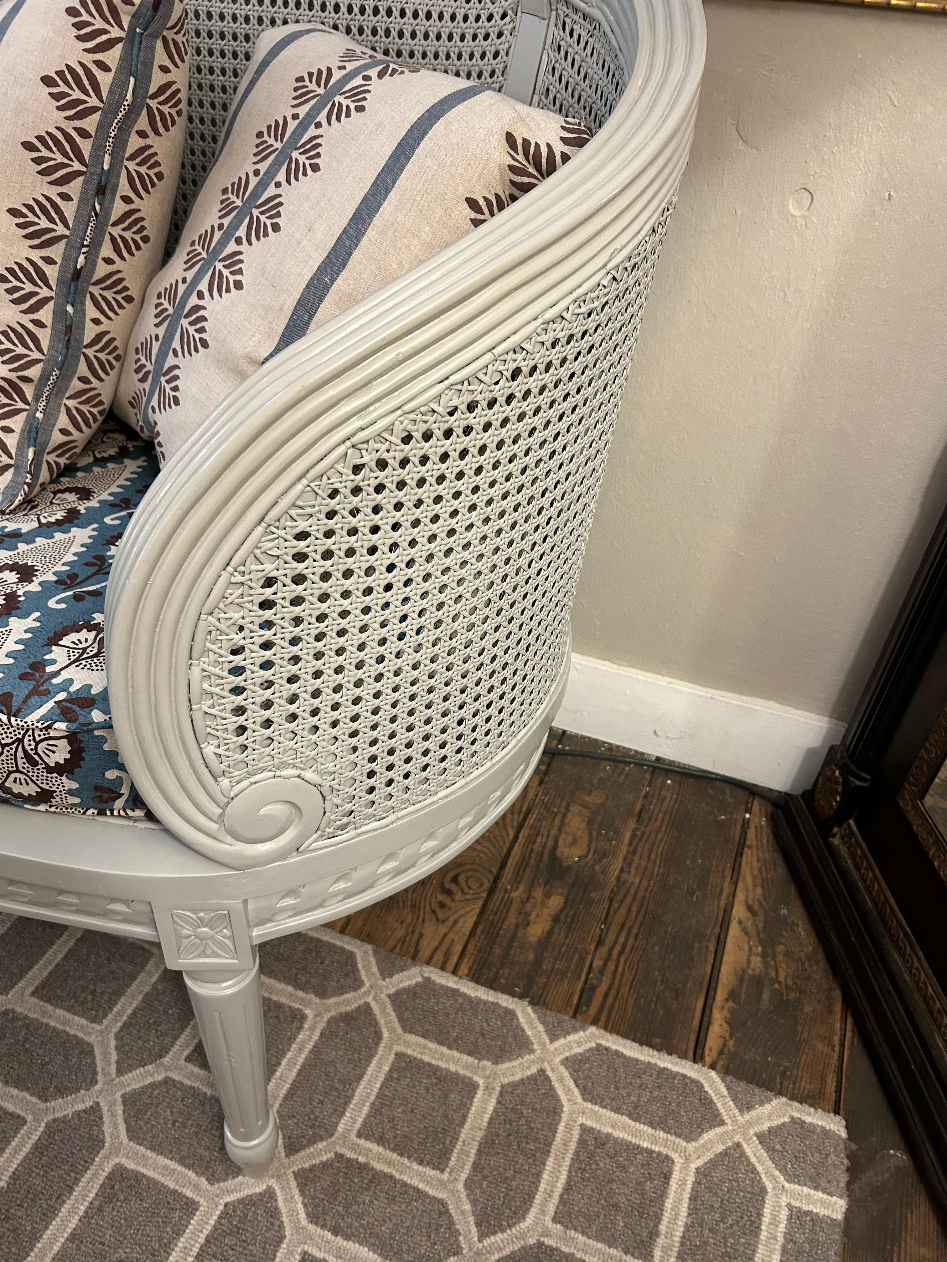 Wunderschöner neu aufgearbeiteter Loveseat mit doppeltem Schilfrohr im Vintage-Stil (Land) im Angebot