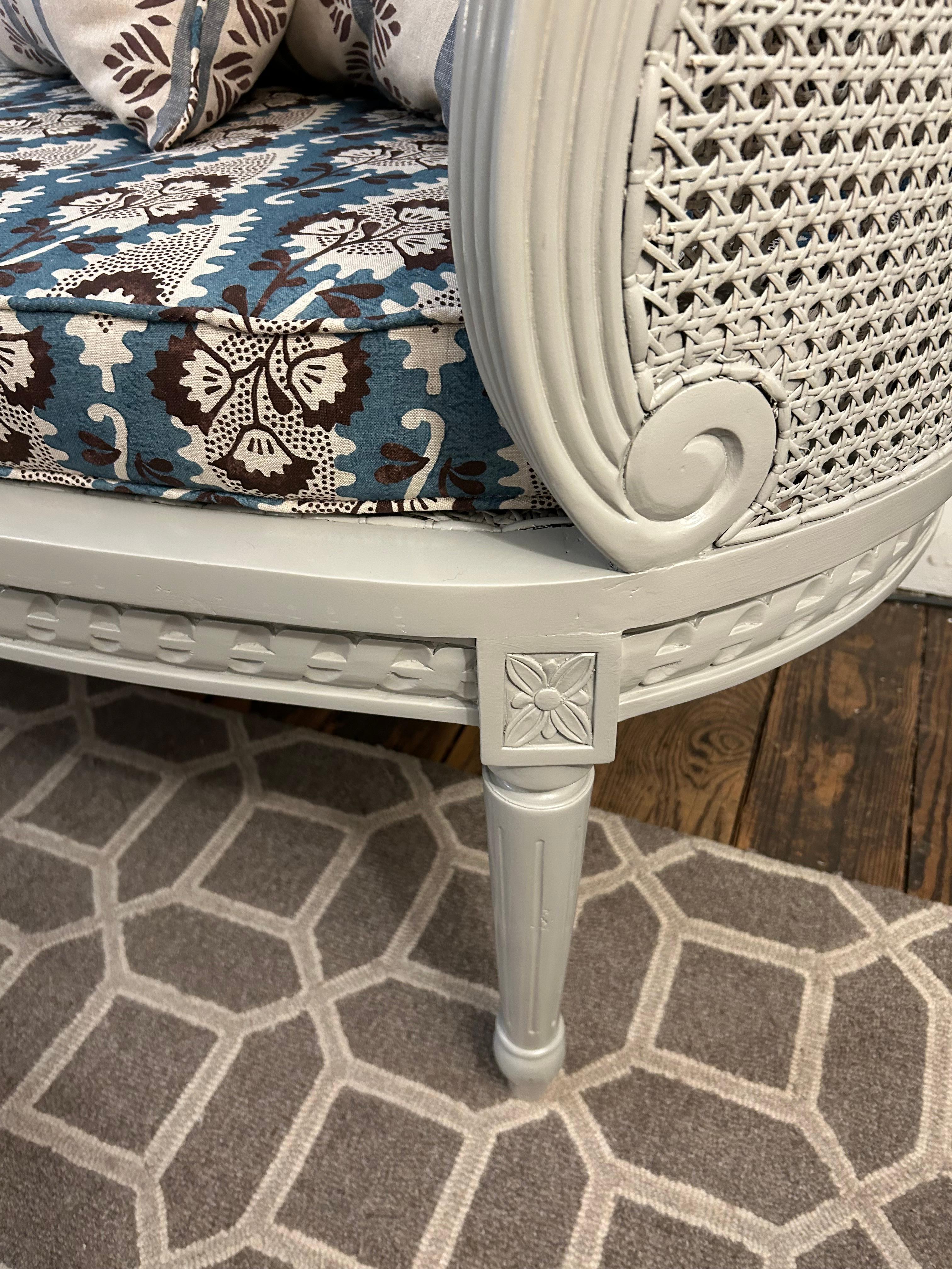 Wunderschöner neu aufgearbeiteter Loveseat mit doppeltem Schilfrohr im Vintage-Stil (amerikanisch) im Angebot