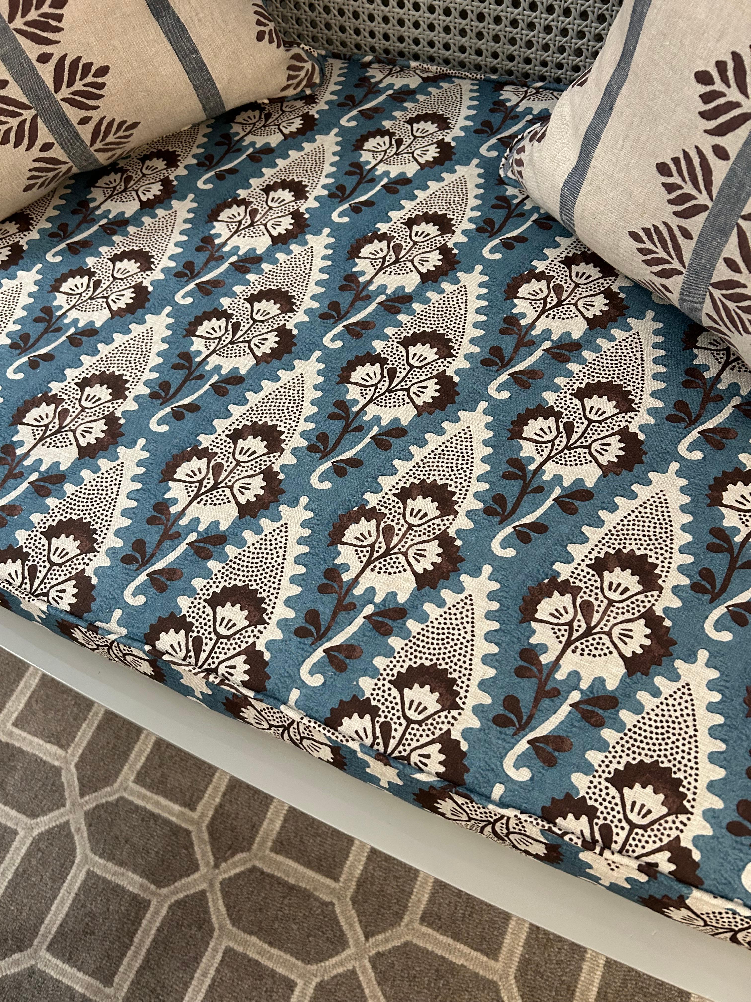 Wunderschöner neu aufgearbeiteter Loveseat mit doppeltem Schilfrohr im Vintage-Stil im Zustand „Gut“ im Angebot in Hopewell, NJ