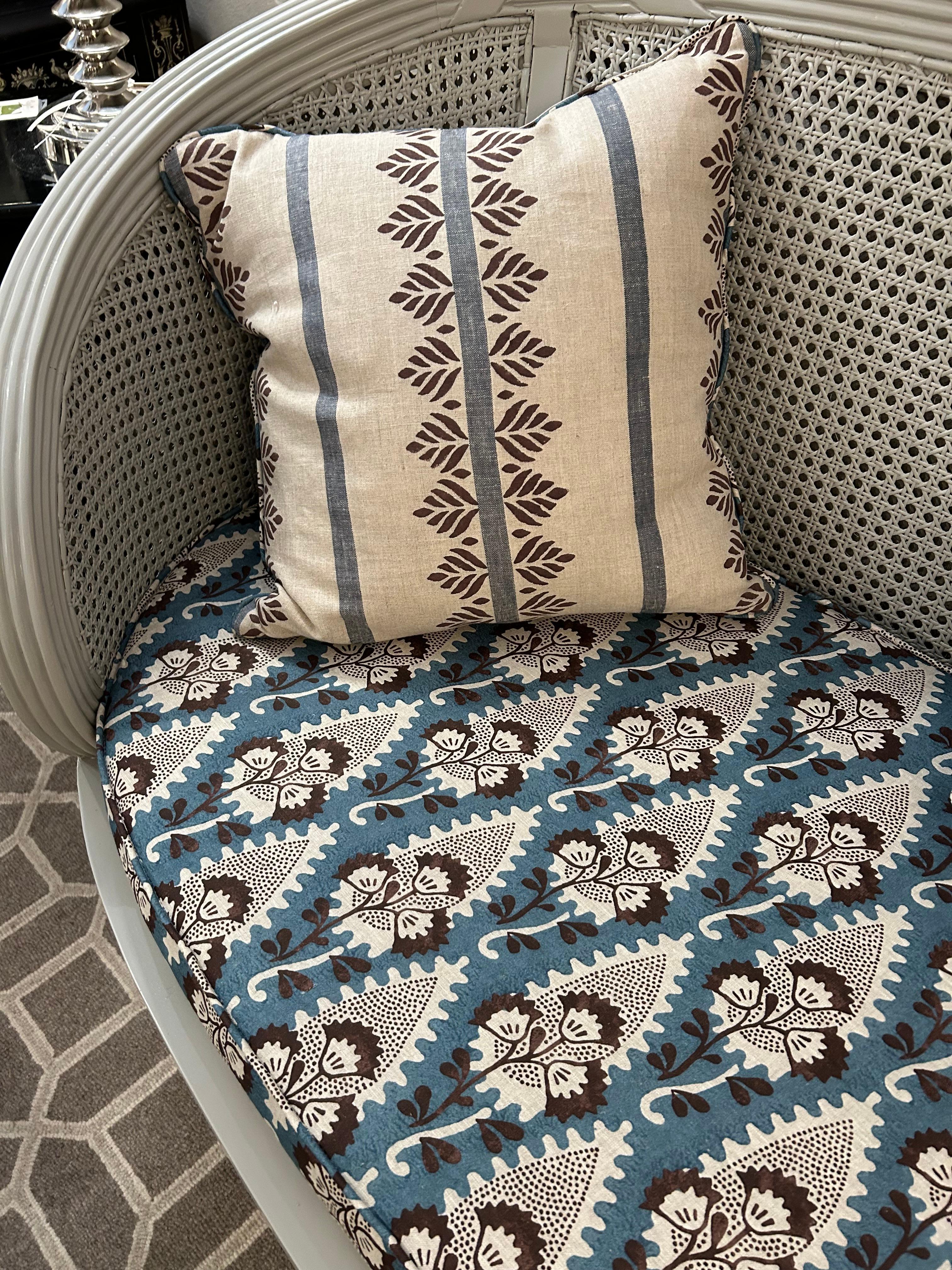 Wunderschöner neu aufgearbeiteter Loveseat mit doppeltem Schilfrohr im Vintage-Stil (Mitte des 20. Jahrhunderts) im Angebot