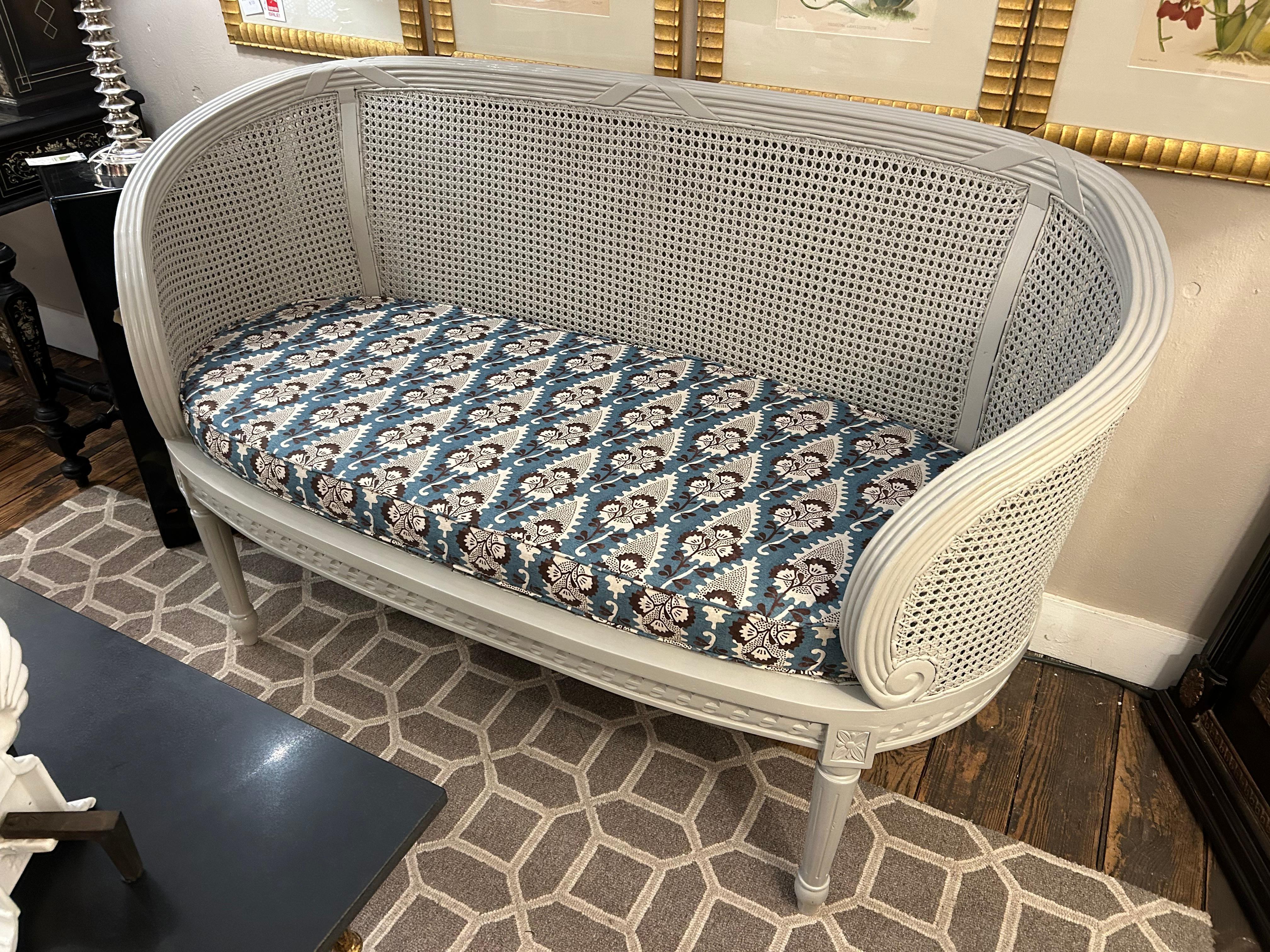 Wunderschöner neu aufgearbeiteter Loveseat mit doppeltem Schilfrohr im Vintage-Stil (Polster) im Angebot