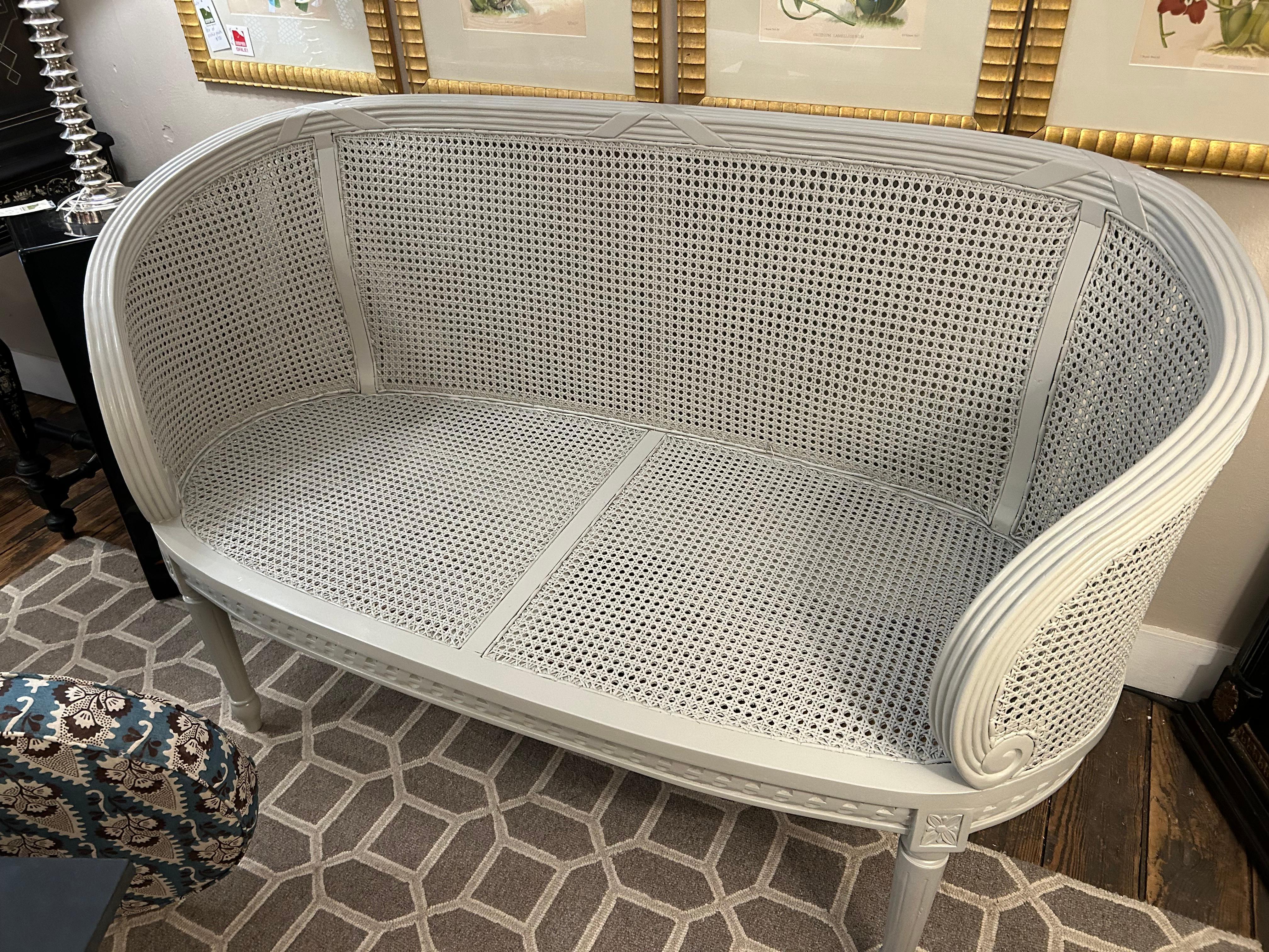Wunderschöner neu aufgearbeiteter Loveseat mit doppeltem Schilfrohr im Vintage-Stil im Angebot 1