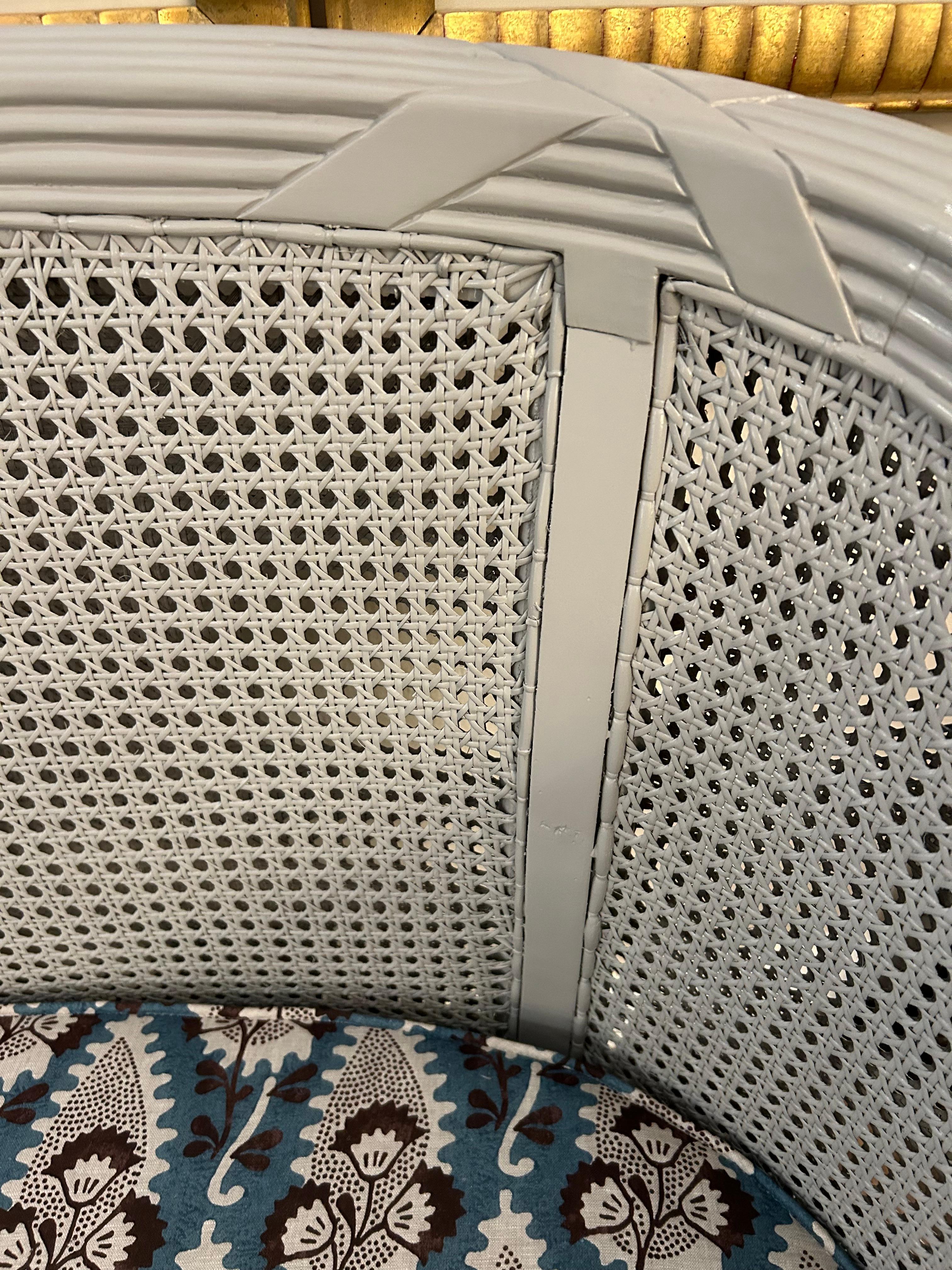 Wunderschöner neu aufgearbeiteter Loveseat mit doppeltem Schilfrohr im Vintage-Stil im Angebot 2