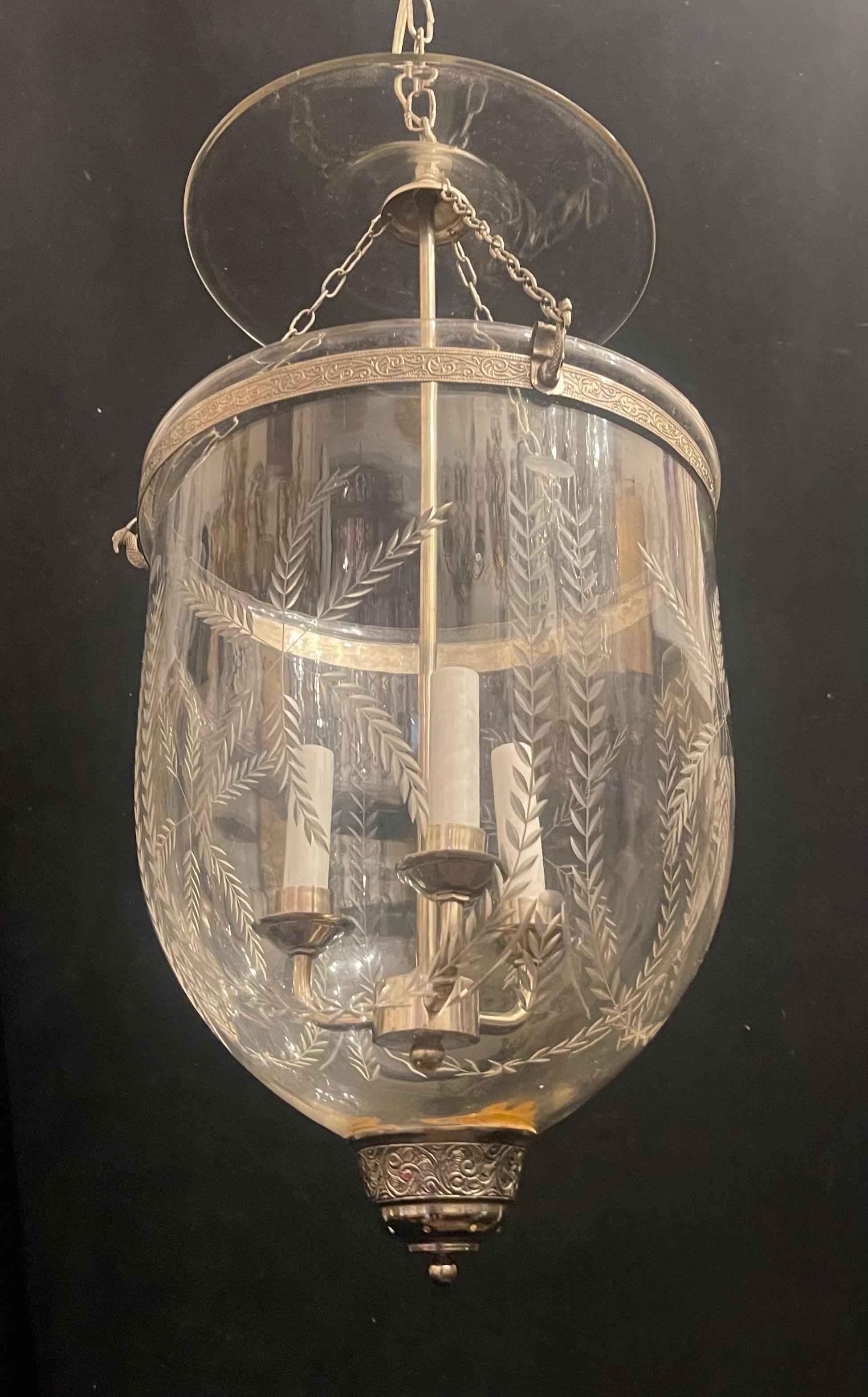 Wunderschöne Nickel Messing geblasen geätzten Lorbeer Glas Glocke Jar Laterne Lights Fixture im Zustand „Gut“ im Angebot in Roslyn, NY