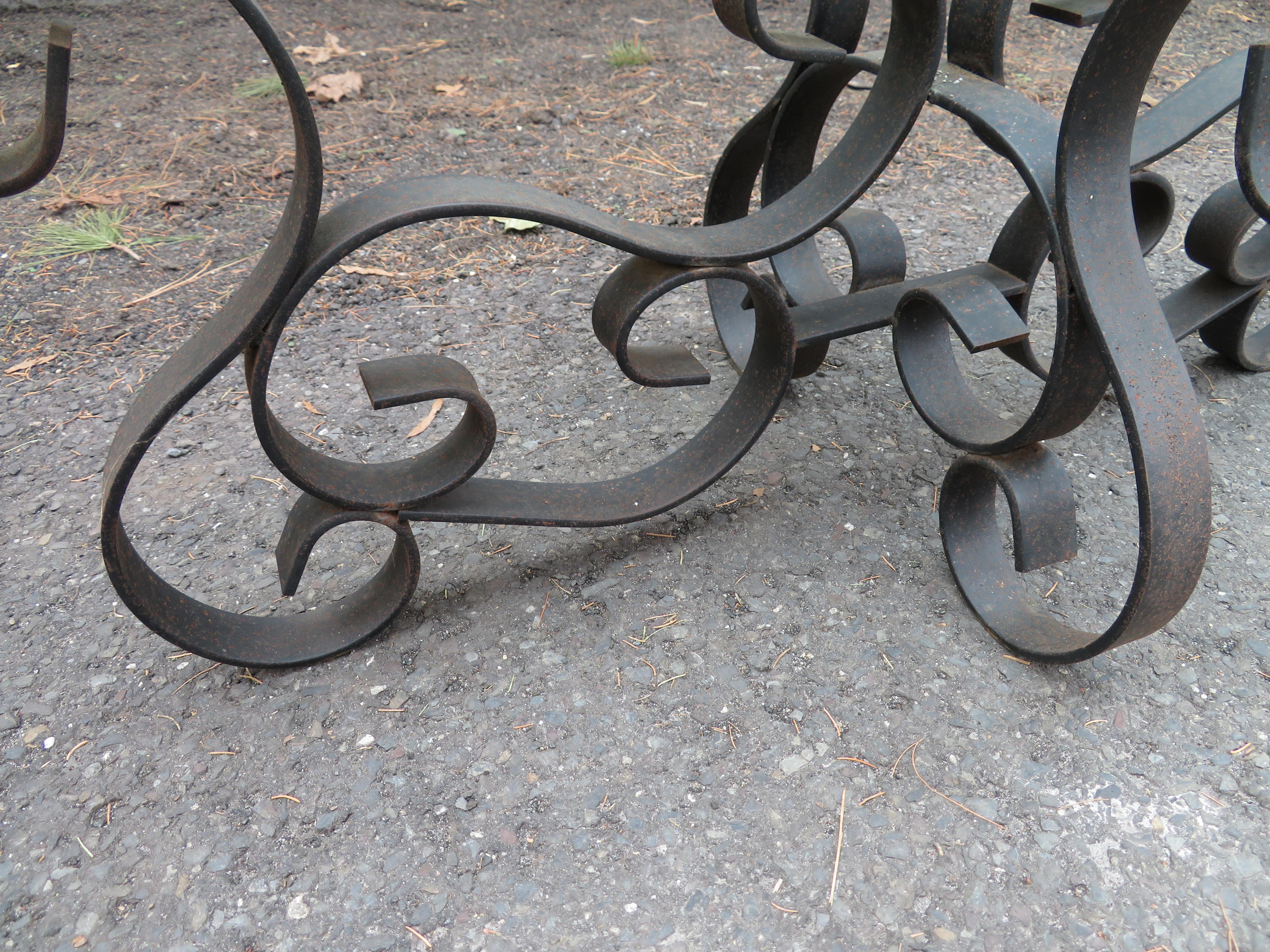 Merveilleuse table basse oblongue en fer forgé de style Hollywood Regency. Cette table a beaucoup d'attrait vintage avec sa base en fer forgé à volutes lourdes et son plateau en verre à bords festonnés.