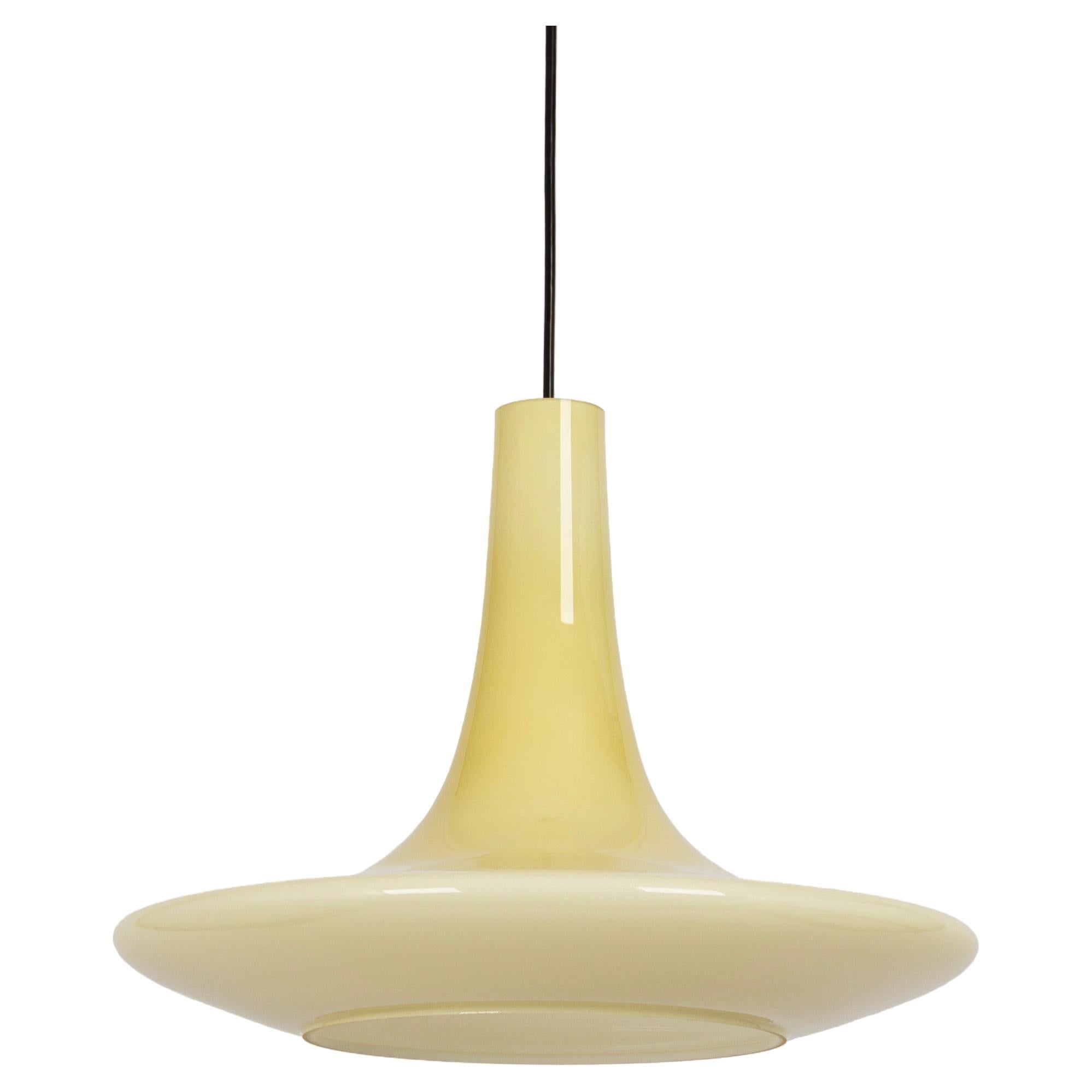 Merveilleuse lampe à suspension en verre opale, Peill & Putzler, Allemagne, 1970