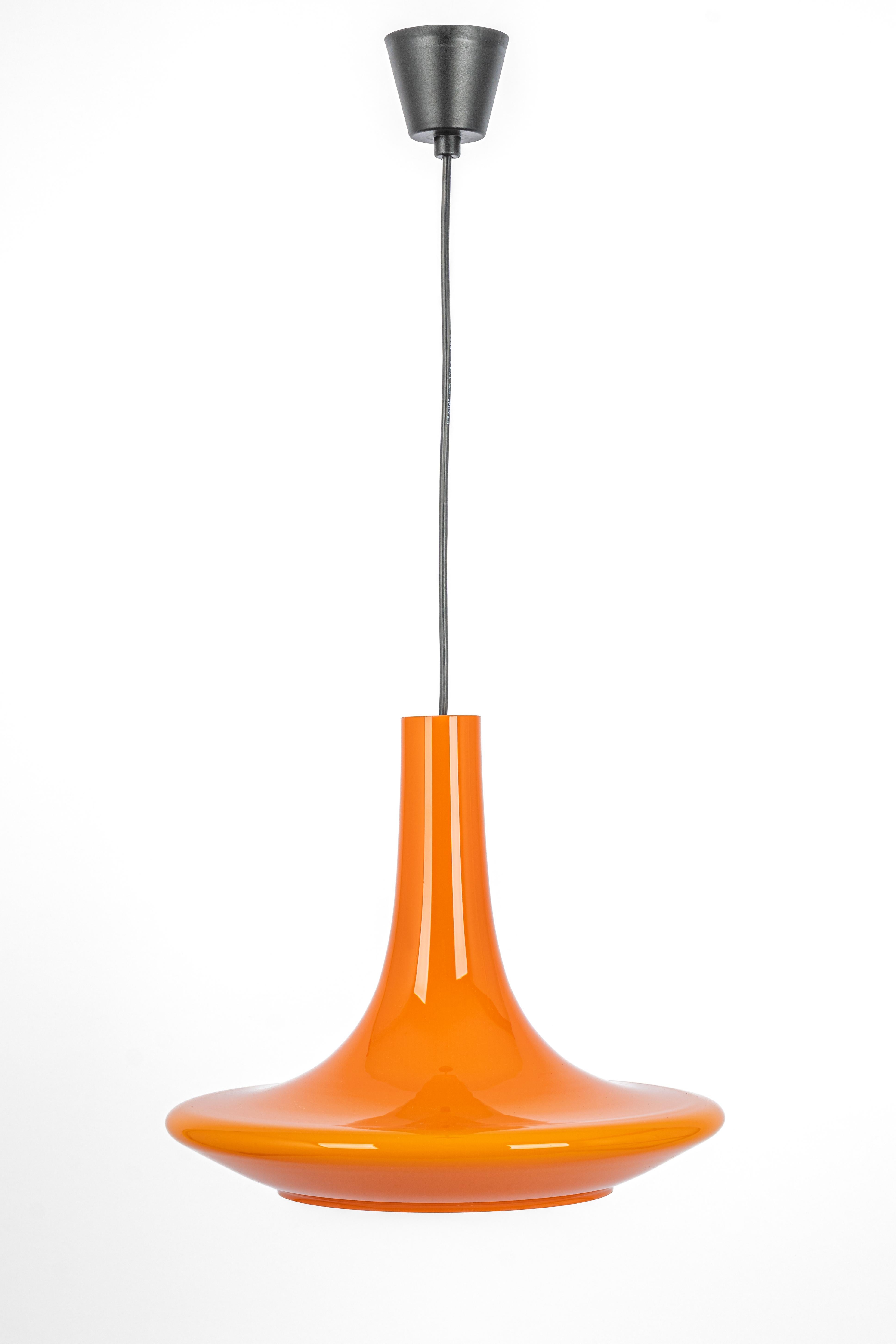 A special form of opal glass pendant designed by Koch & Lowy for Peill & Putzler, manufactured in Germany, circa 1970s.
Orange color cased on opal glass.


Sockets: One x E27 standard bulb. (150 W max).
The drop rod can be adjusted as required,