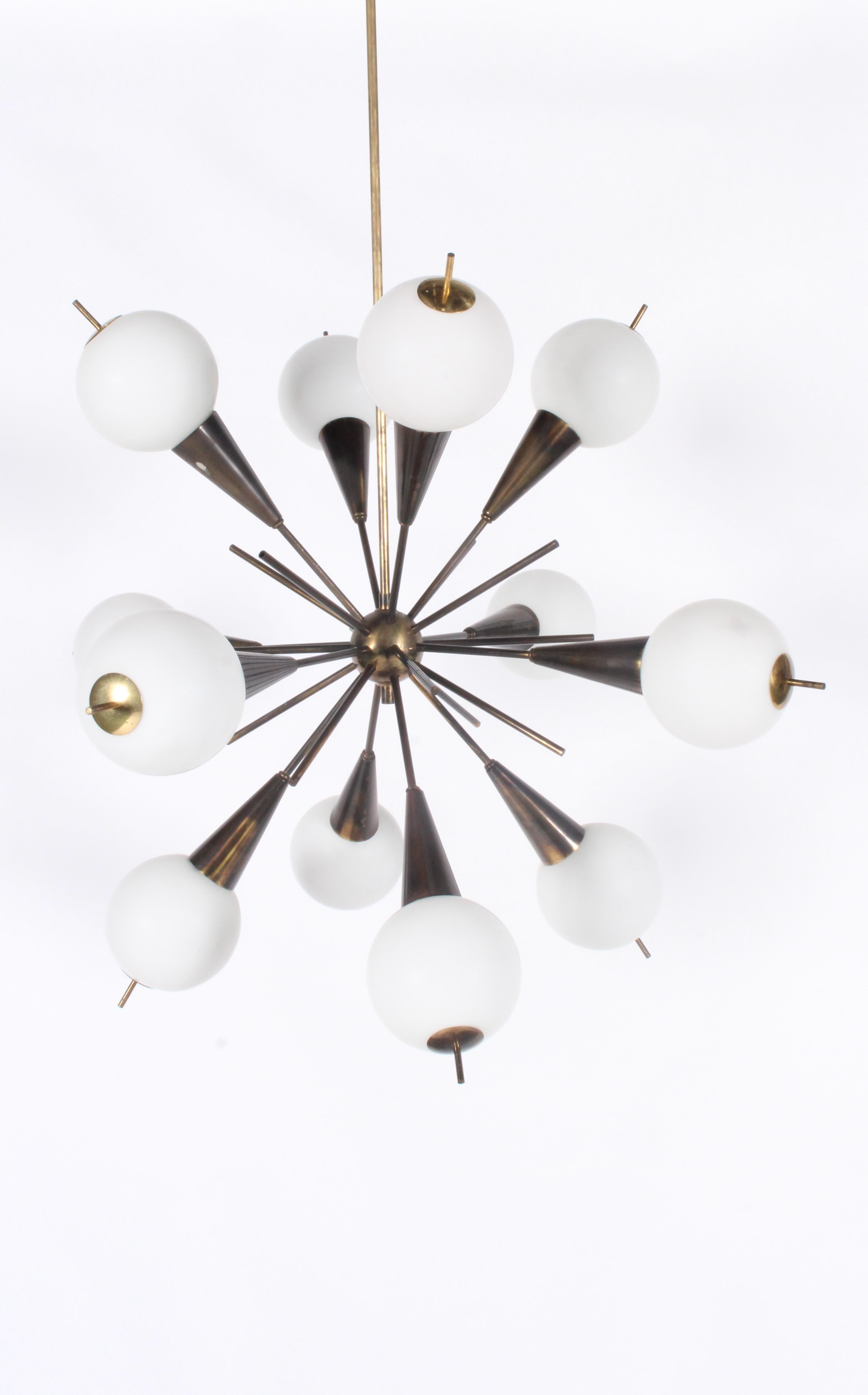 Mid-Century moderno Splendido lampadario Sputnik originale italiano di Stilnovo * Consegna gratuita in tutto il mondo in vendita