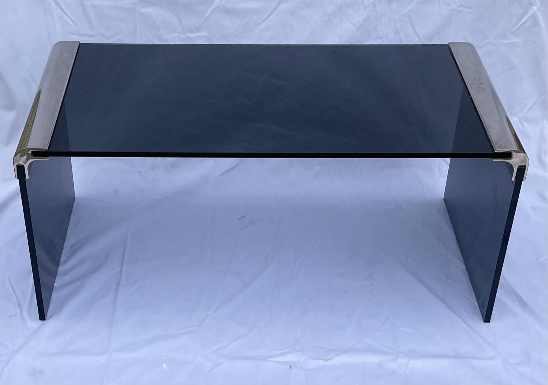 Merveilleuse table basse à cascade en verre fumé et nickel poli de style Pace, moderne du milieu du siècle, à la manière de Leon Rosen. 
