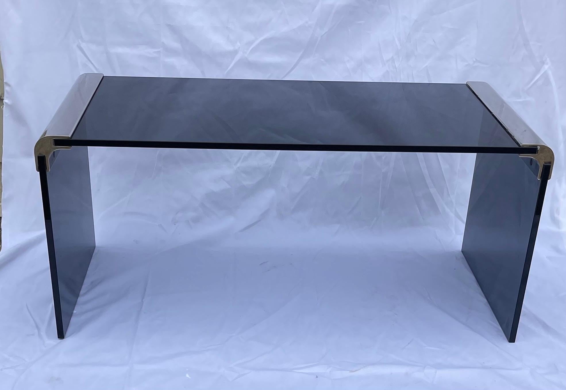 Mid-Century Modern Merveilleuse table basse à cascade en verre fumé et nickel Pace Mid Century Modern en vente