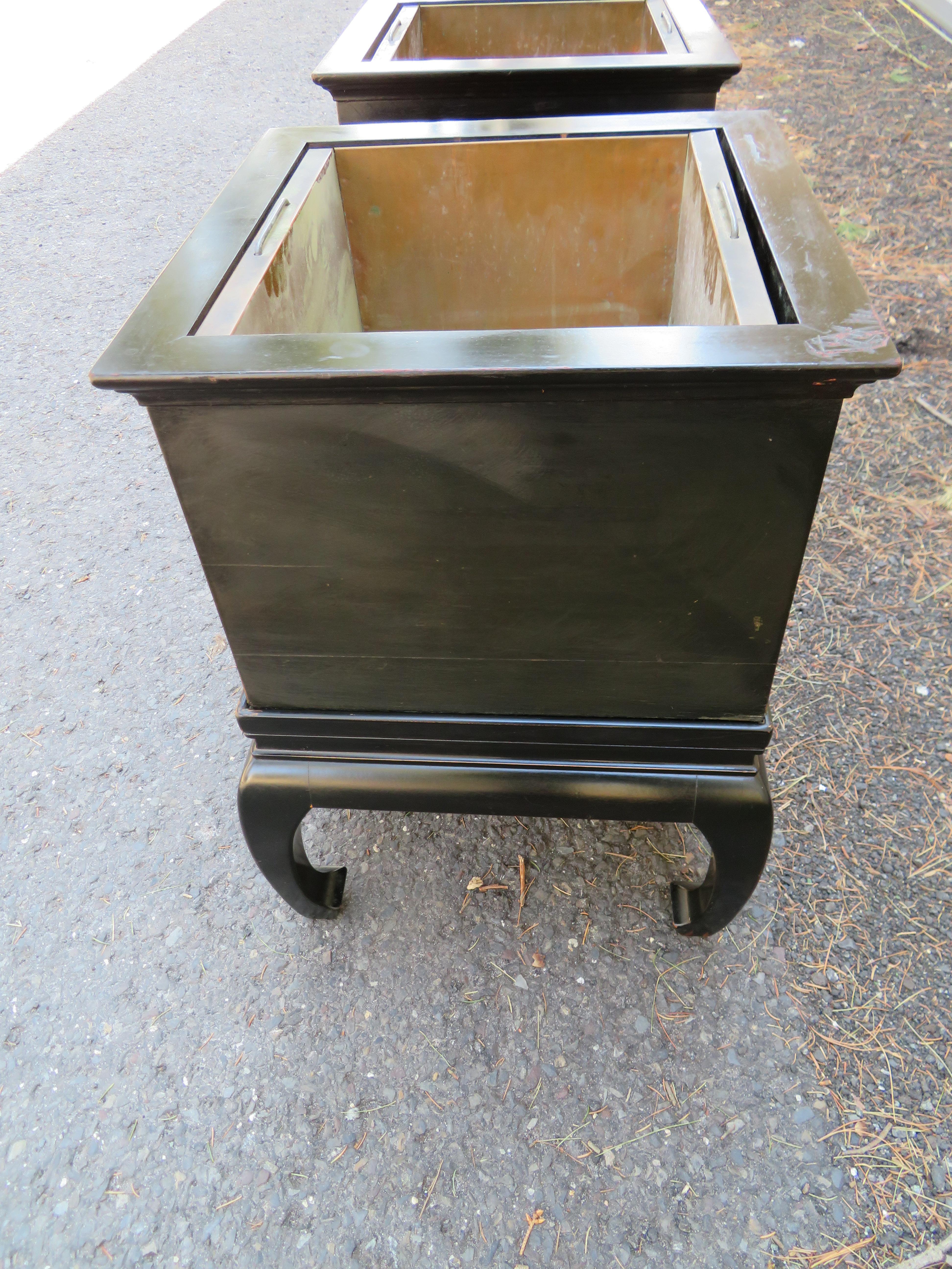 Meravigliosa coppia di fioriere asiatiche moderne laccate in nero con inserti in rame in vendita 5