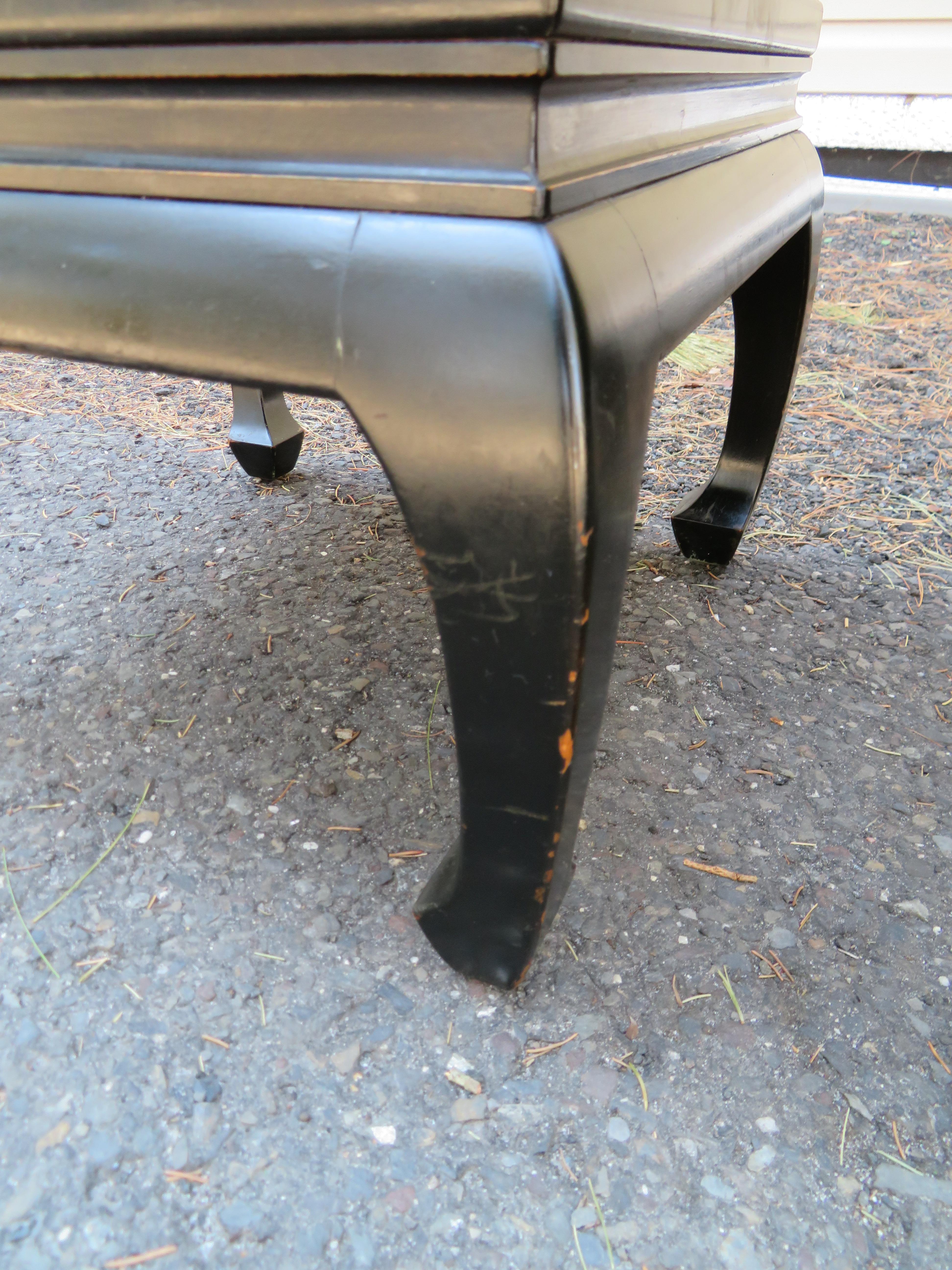 Meravigliosa coppia di fioriere asiatiche moderne laccate in nero con inserti in rame in vendita 7