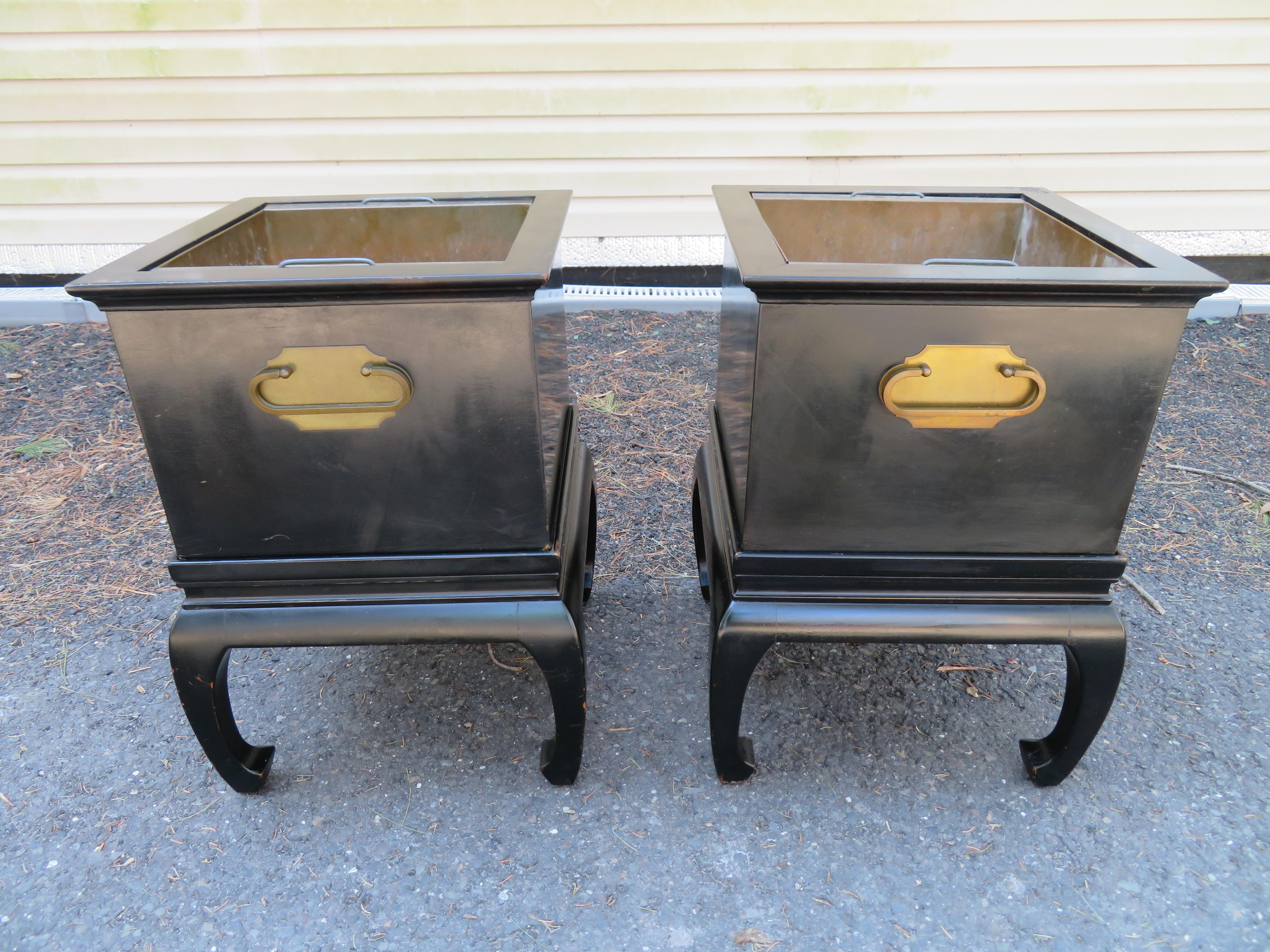 Meravigliosa coppia di fioriere asiatiche moderne laccate in nero con inserti in rame in vendita 10