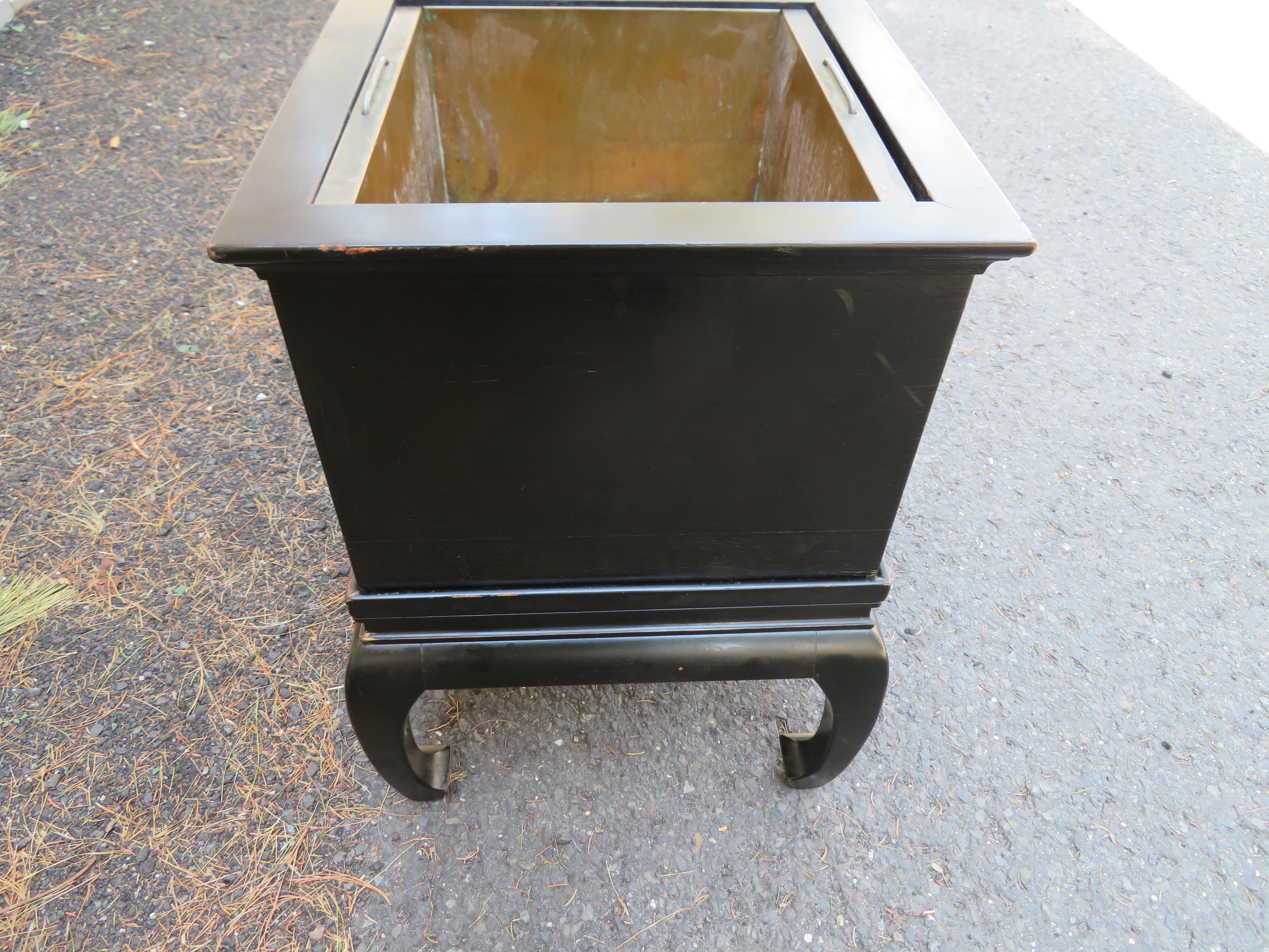 Mid-20th Century Wonderful Pair of Asian Modern Black Lacquered Planter Copper Inserts For Sale