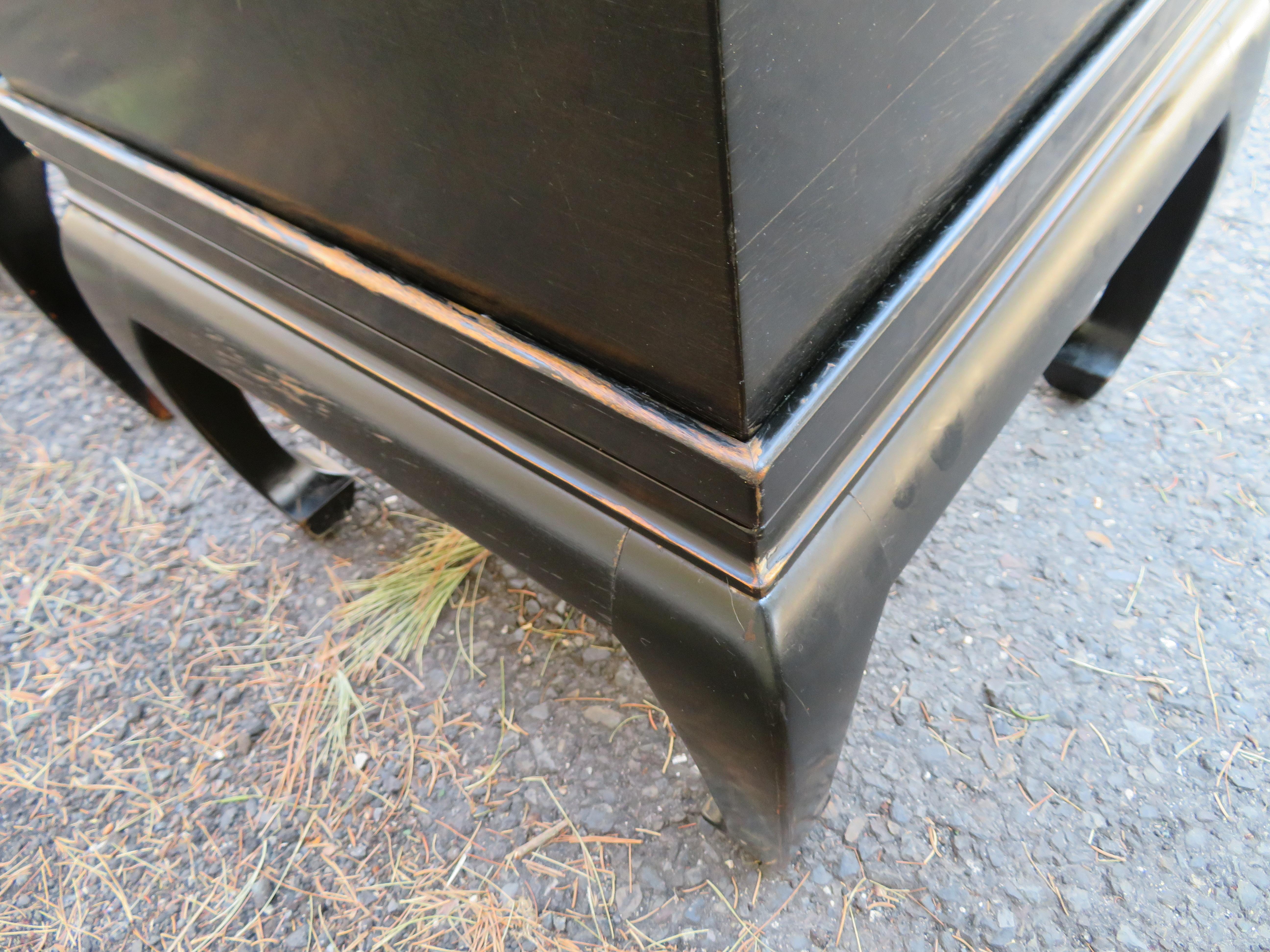 Ottone Meravigliosa coppia di fioriere asiatiche moderne laccate in nero con inserti in rame in vendita