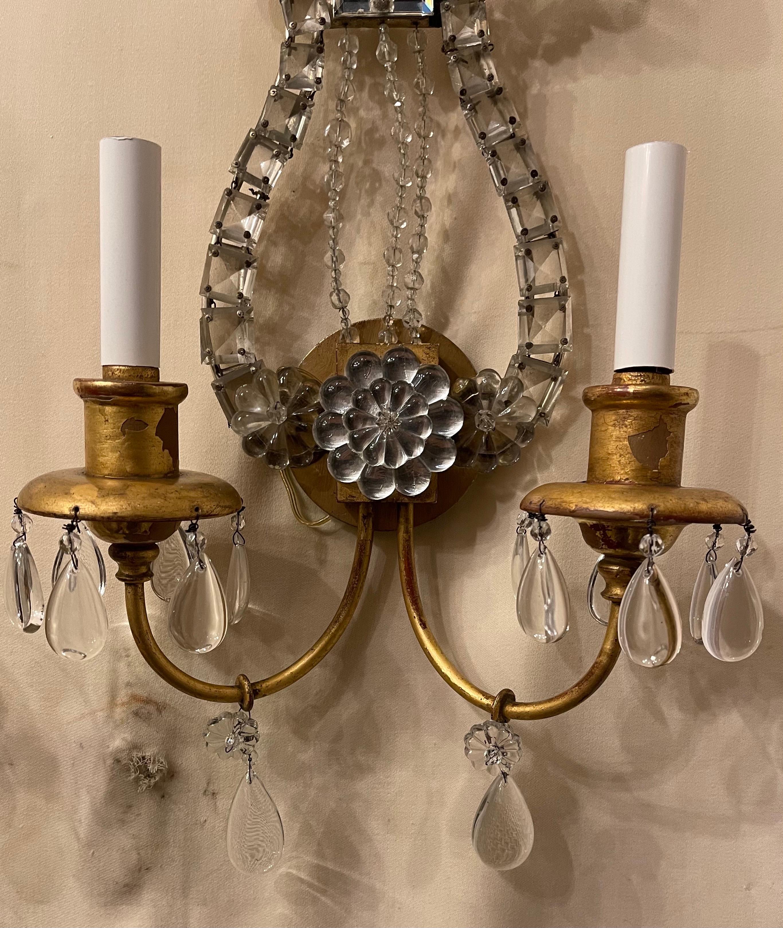Belle Époque Merveilleuse paire d'appliques en tôle de bois doré de Bagues avec perles de cristal et dos fleuri en forme de harpe en vente
