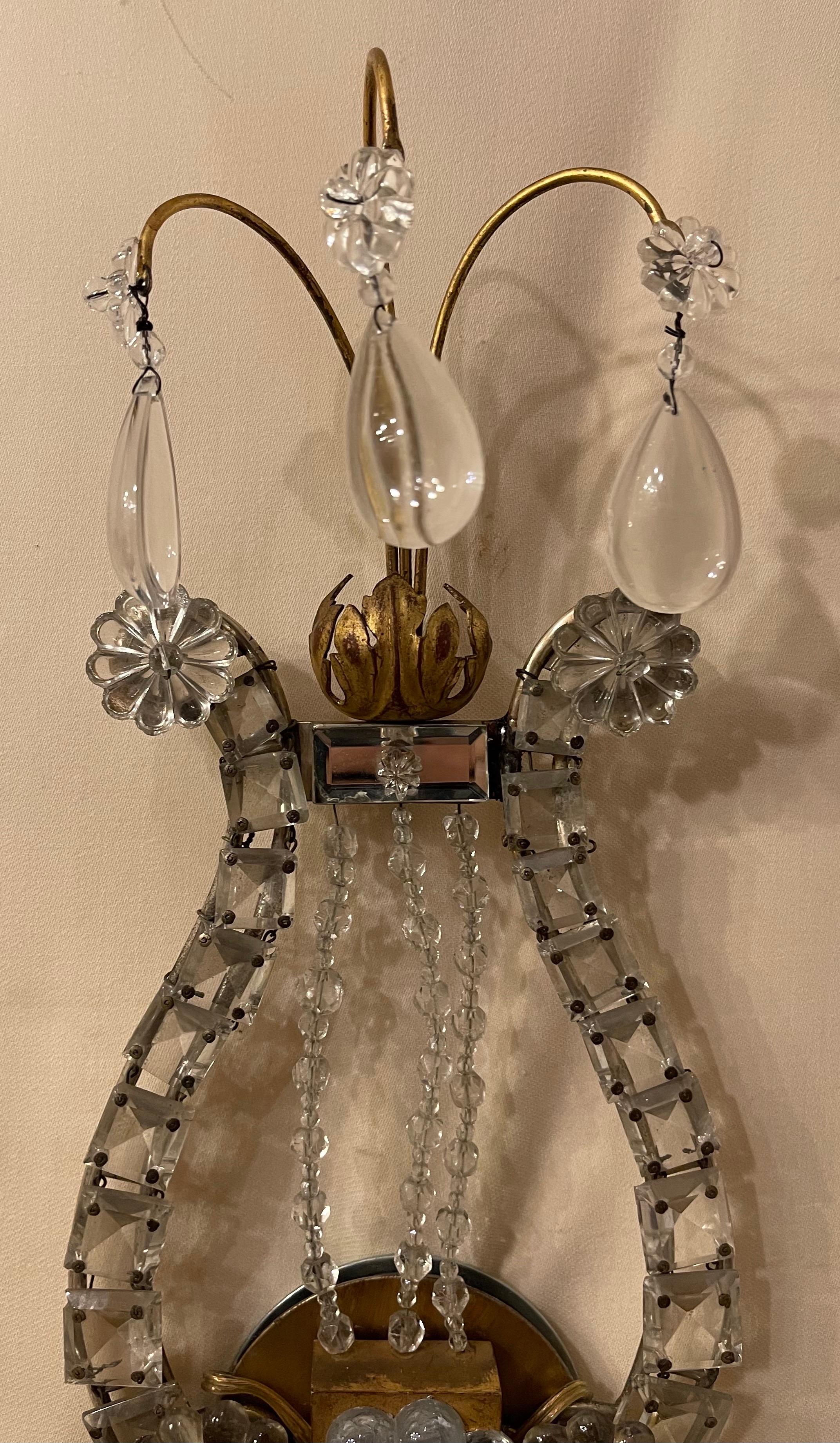 Merveilleuse paire d'appliques en tôle de bois doré de Bagues avec perles de cristal et dos fleuri en forme de harpe Bon état - En vente à Roslyn, NY