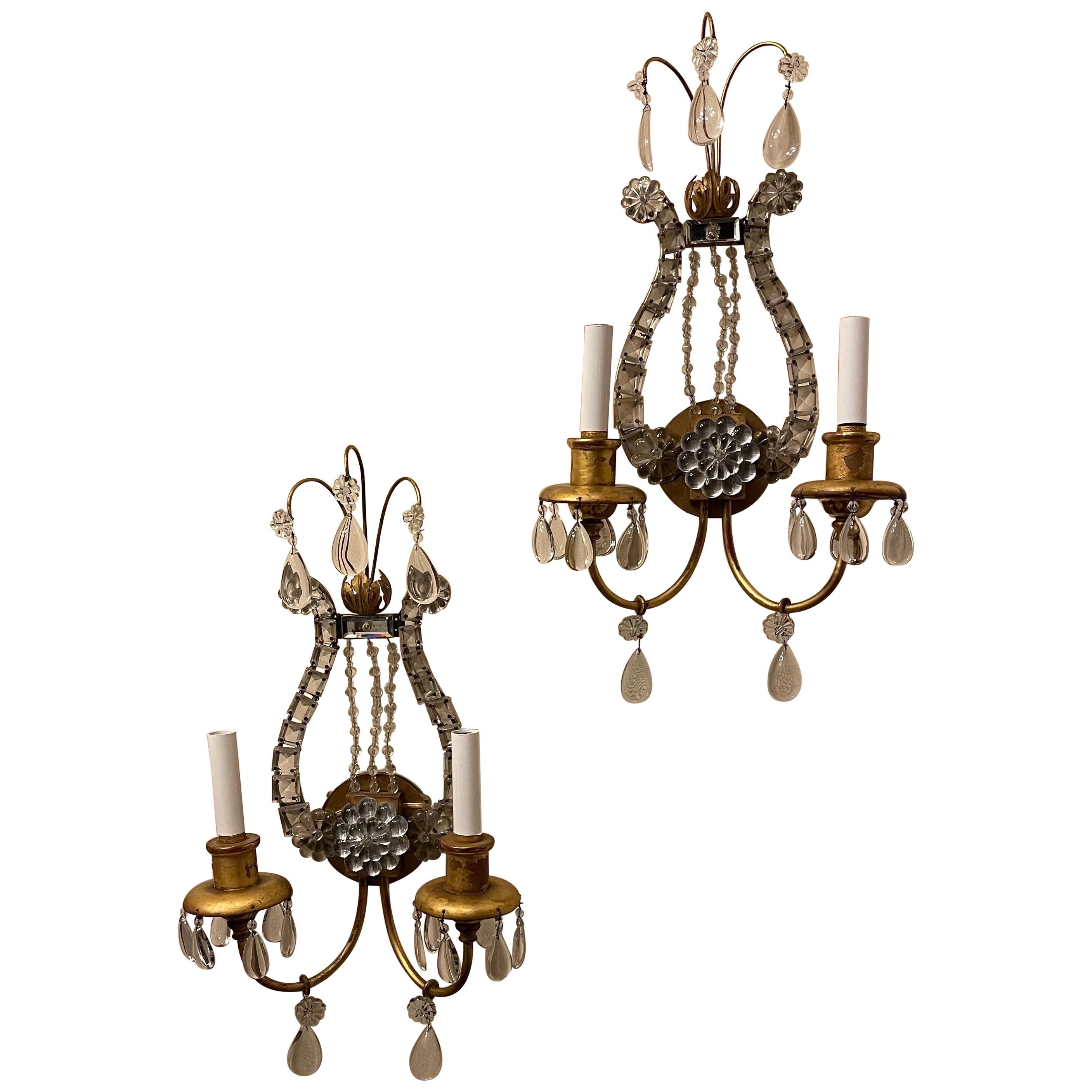 Merveilleuse paire d'appliques en tôle de bois doré de Bagues avec perles de cristal et dos fleuri en forme de harpe