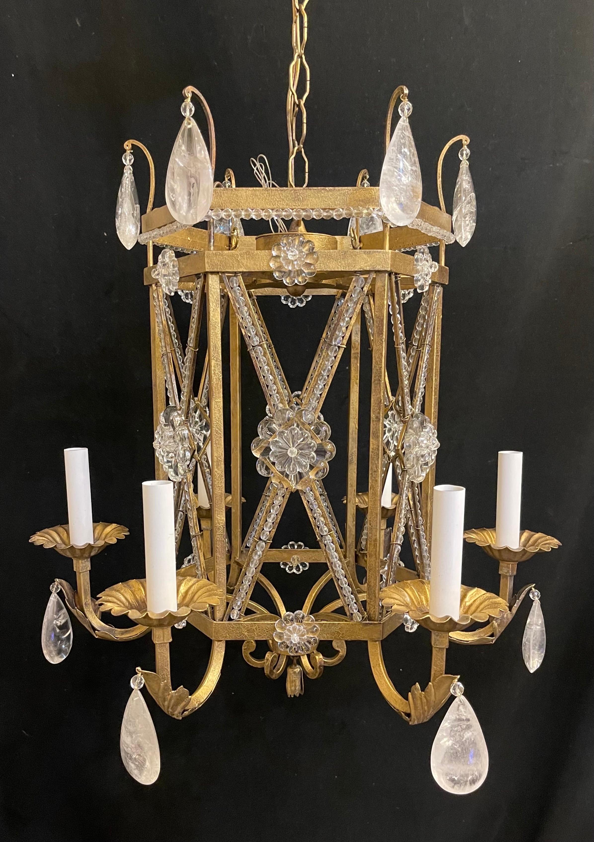 Wonderful Pair Baguès Rock Crystal Chinoiserie Gold Gilt Chandeliers Fixtures In condizioni buone in vendita a Roslyn, NY