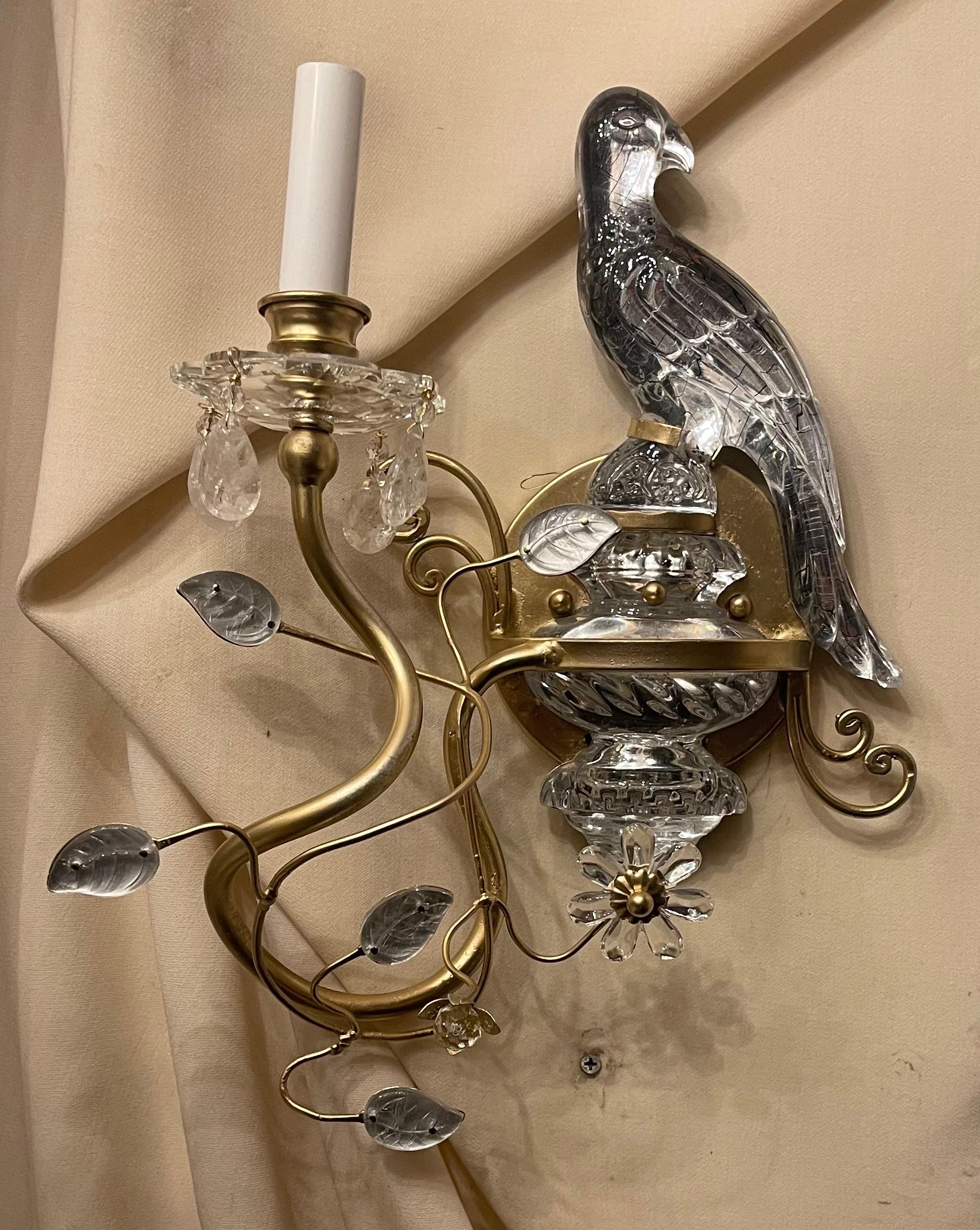 Magnifique paire d'appliques de style Baguès en faux cristal de roche doré / verre d'art avec perroquet / oiseau reposant sur une urne, avec des bouches en cristal et des gouttes en cristal de roche, chacune équipée d'une nouvelle douille Candelabra