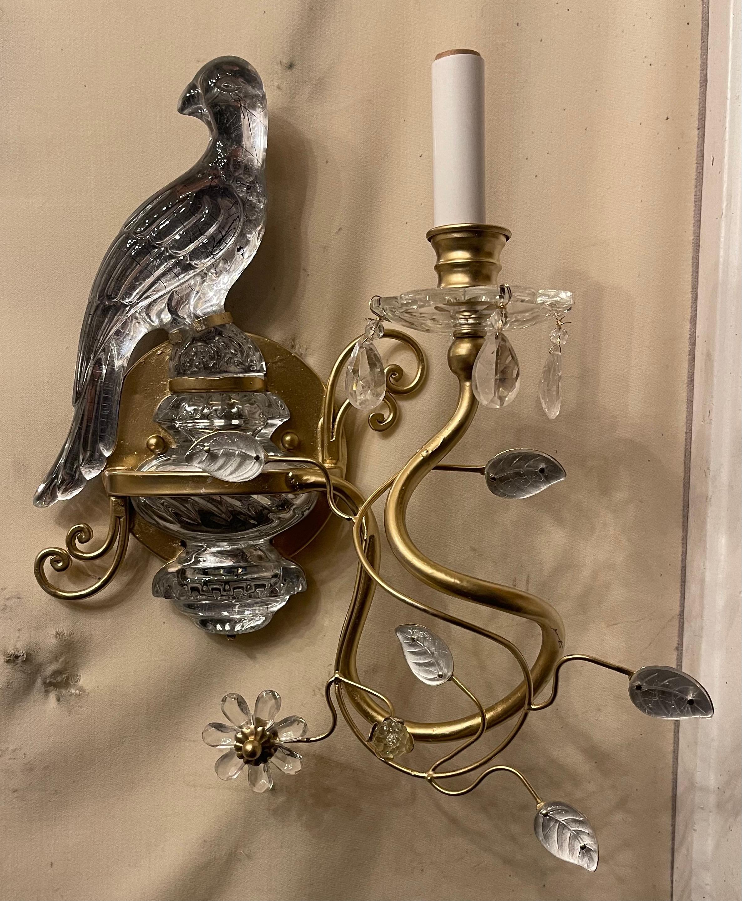Belle Époque Merveilleuse paire d'appliques en forme de perroquet en cristal de roche doré, style Baguès, d'époque en vente