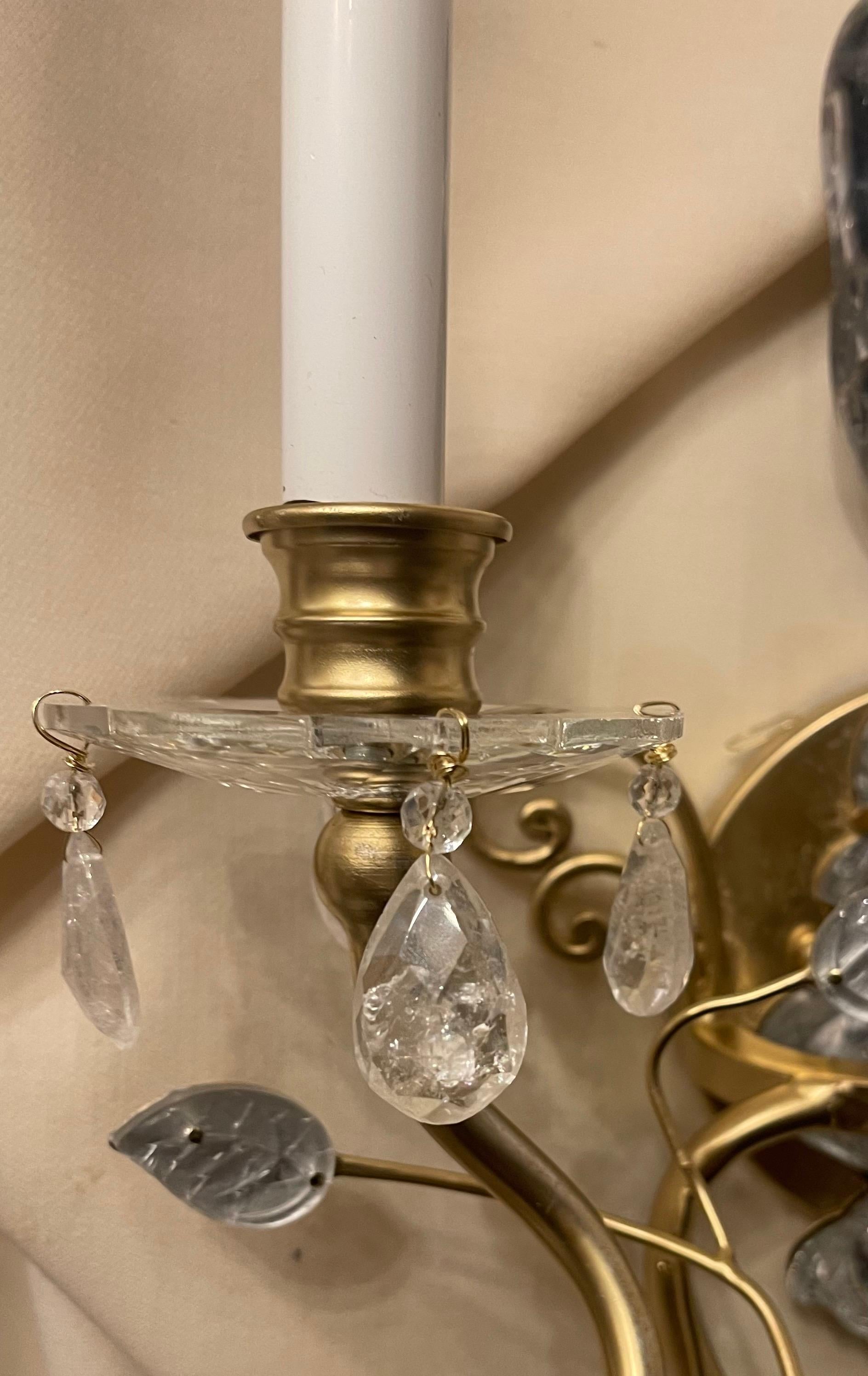 Merveilleuse paire d'appliques en forme de perroquet en cristal de roche doré, style Baguès, d'époque Bon état - En vente à Roslyn, NY