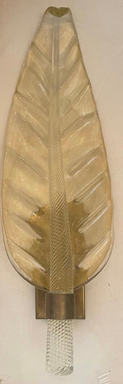 Merveilleuse paire d'appliques en laiton en verre soufflé de Murano à grandes feuilles
