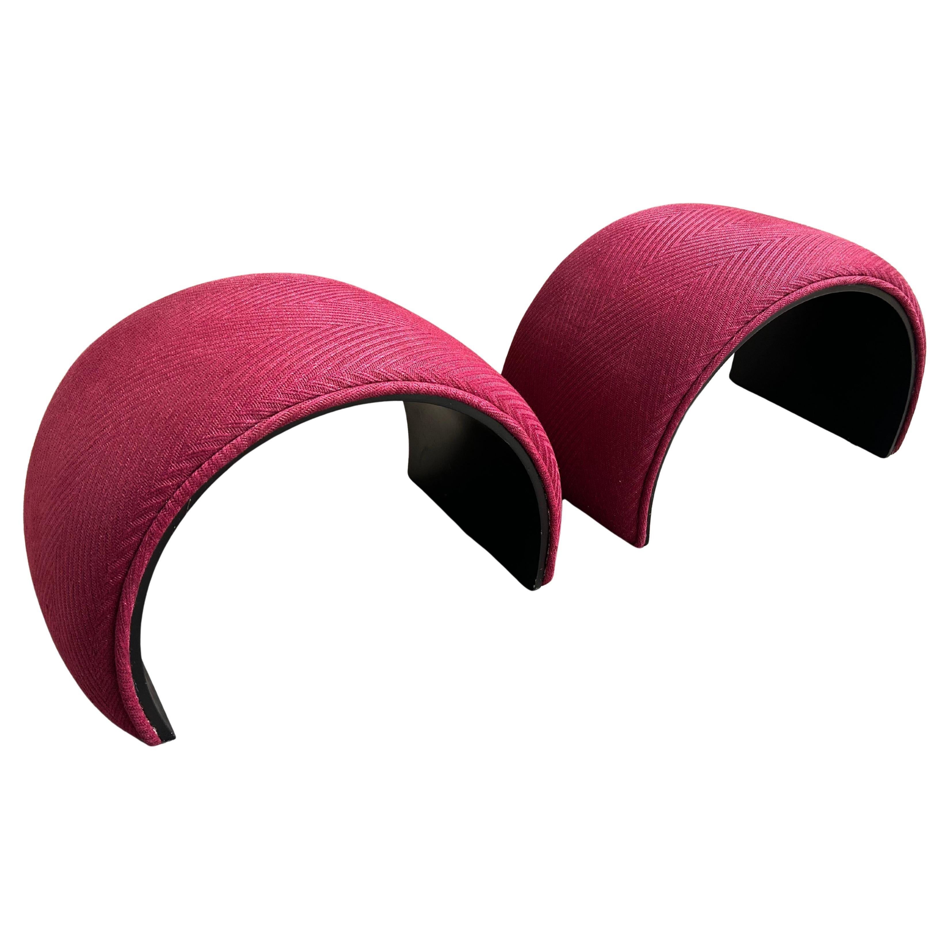 Elegante e scultorea, questa coppia di sgabelli moderni curvi aggiunge un tocco audace a qualsiasi ambiente contemporaneo. Ogni sgabello presenta un design ad arco semicircolare con una robusta struttura interna nera e un'imbottitura color magenta
