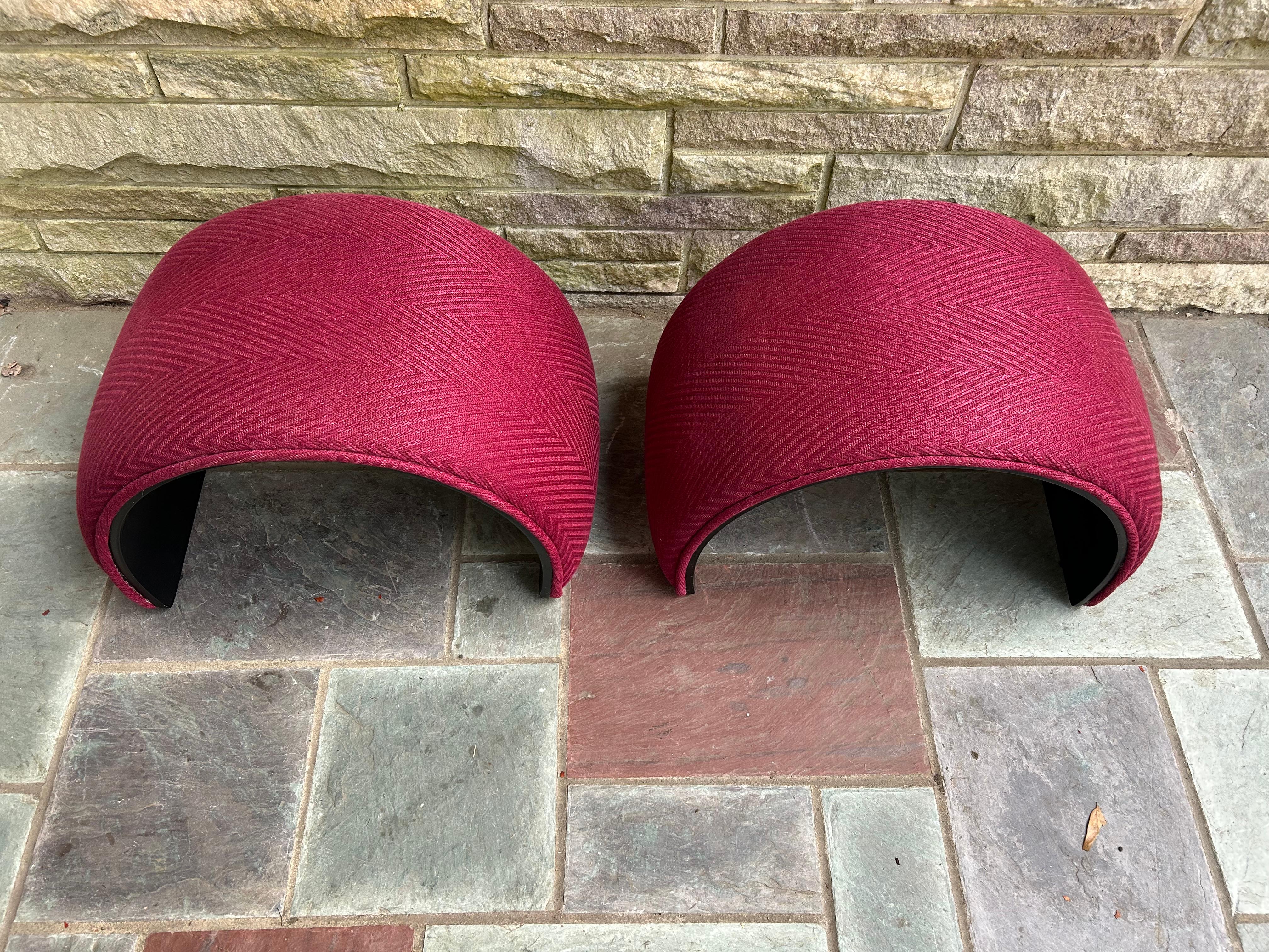 Mid-Century moderno Meravigliosa coppia di sgabelli ottomani a semicerchio in stile Baughman, metà del secolo scorso in vendita