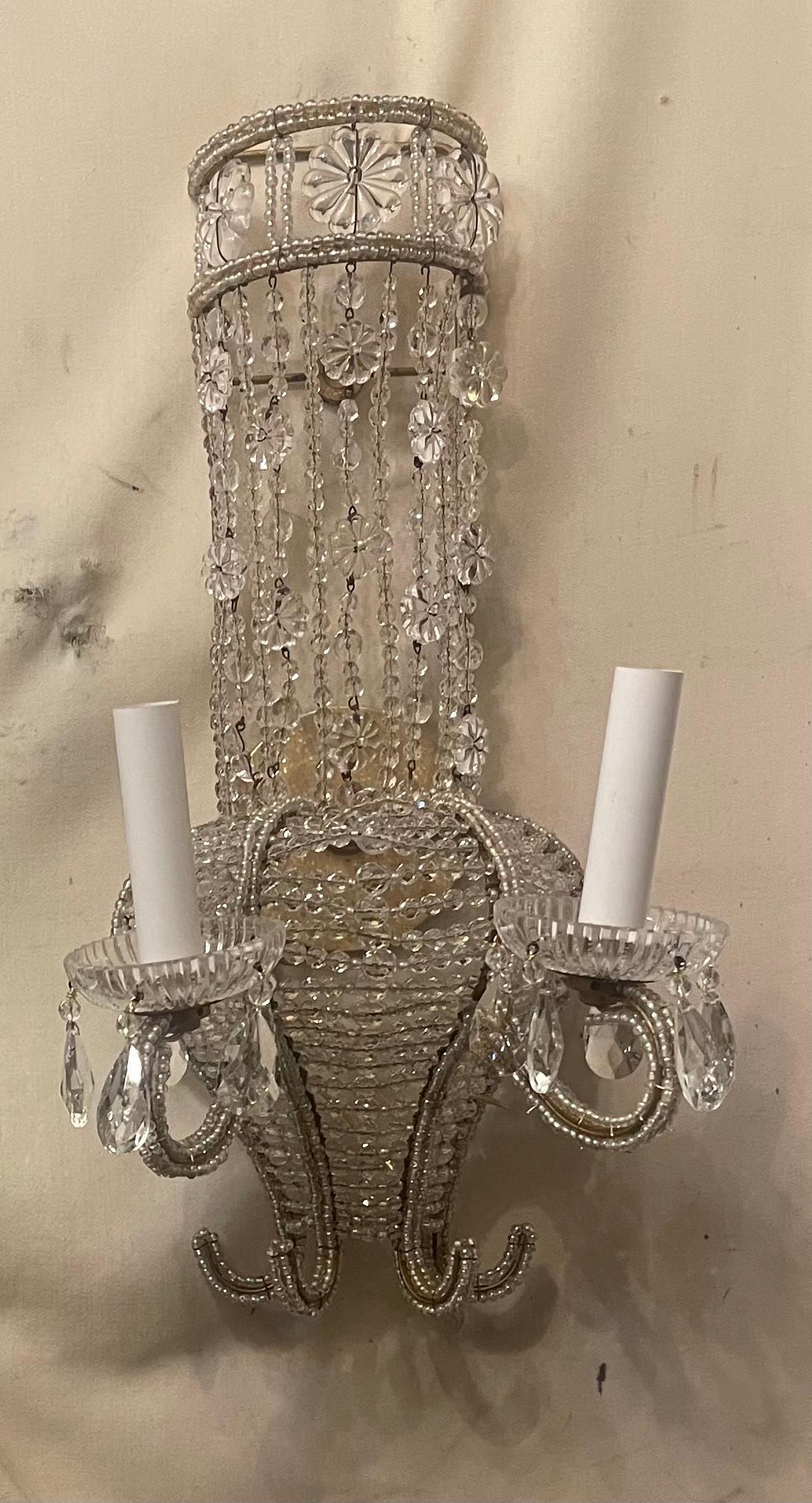 Belle Époque Merveilleuse paire d'appliques à 2 lumières en forme de panier de fleurs, perlées, dorées et italiennes, d'époque, à l'effigie de l'Italie en vente
