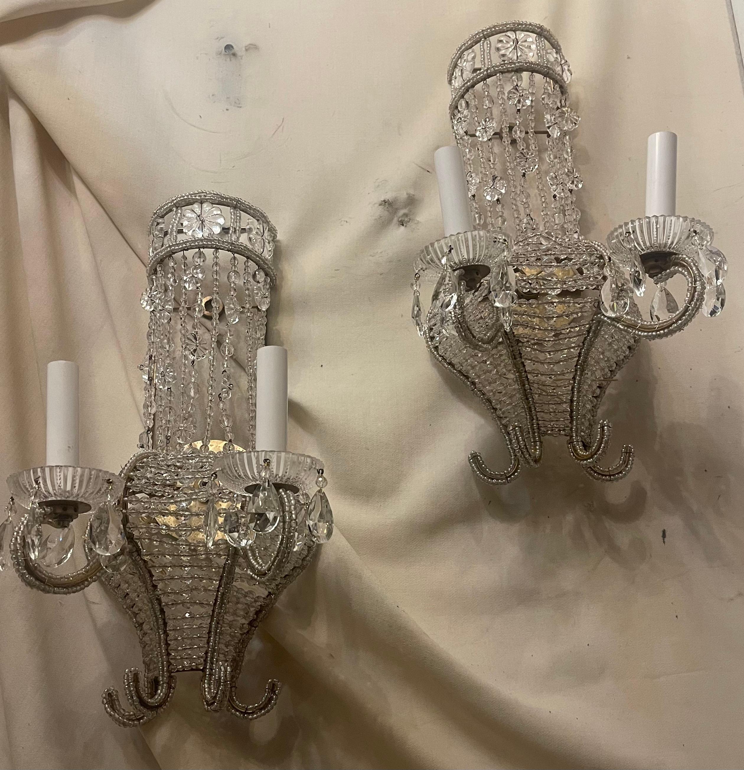 Merveilleuse paire d'appliques à 2 lumières en forme de panier de fleurs, perlées, dorées et italiennes, d'époque, à l'effigie de l'Italie Bon état - En vente à Roslyn, NY