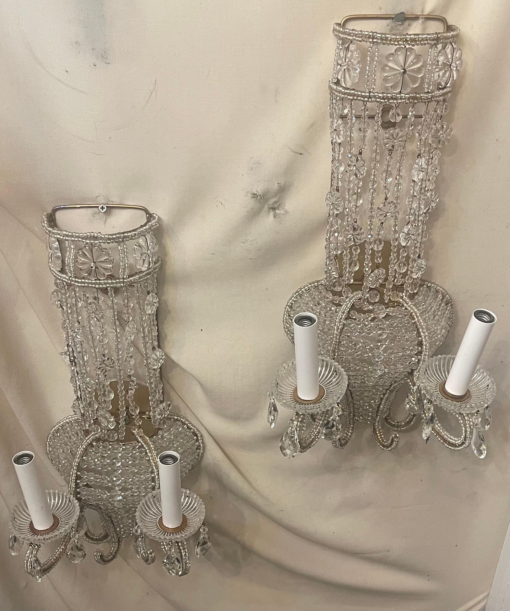 20ième siècle Merveilleuse paire d'appliques à 2 lumières en forme de panier de fleurs, perlées, dorées et italiennes, d'époque, à l'effigie de l'Italie en vente