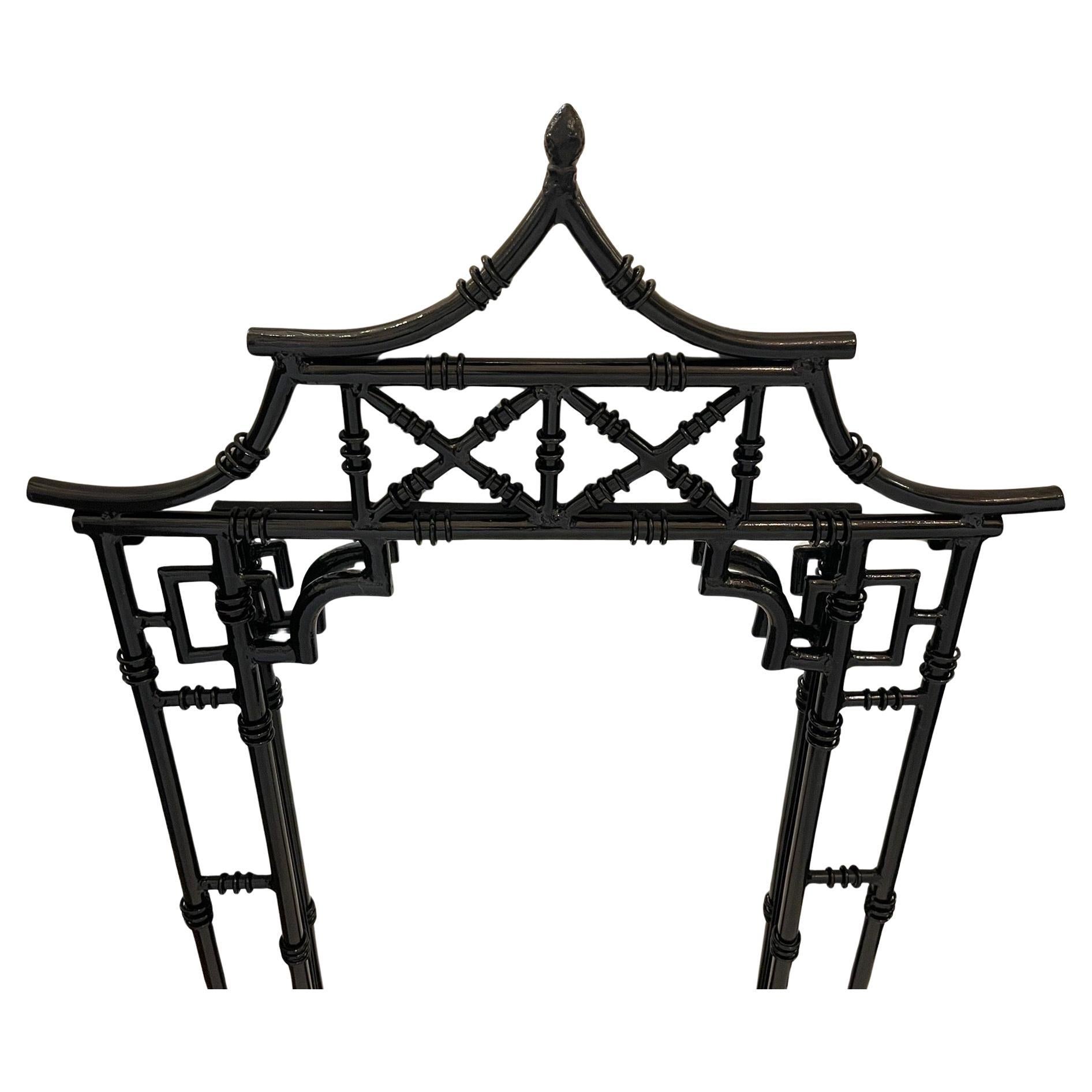 Maravillosa Pareja De Espejos De Hierro En Forma De Pagoda Estilo Chinoiserie Esmaltados / Brillantes / Lacados En Negro

Se venden por separado 